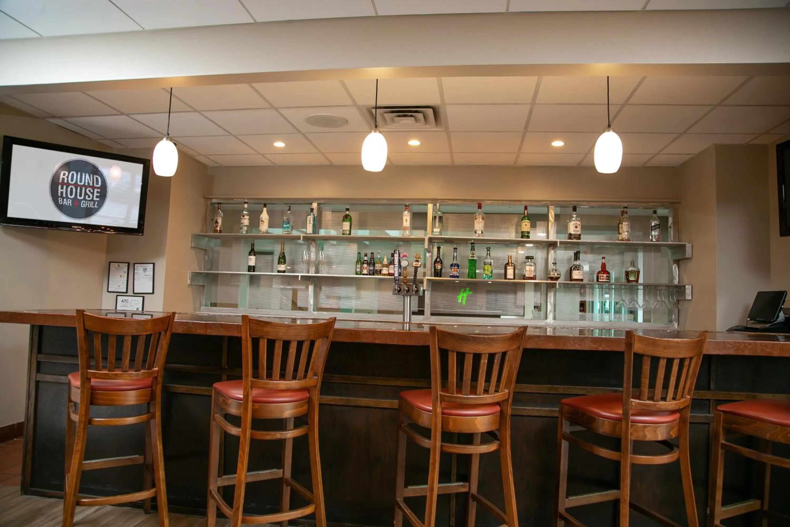 Lounge or bar in Holiday Inn Metairie New Orleans by IHG