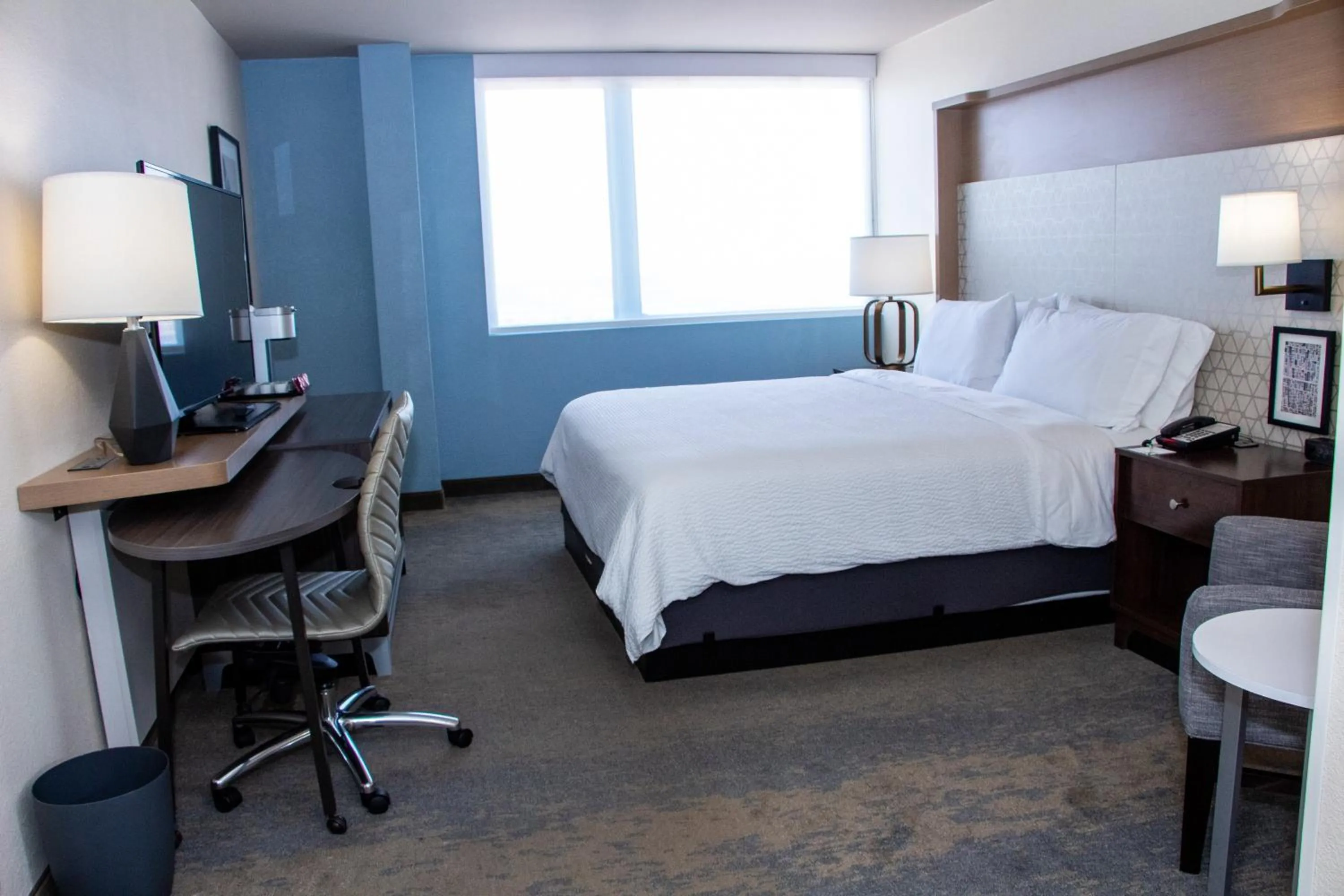 Photo of the whole room, Bed in Holiday Inn Metairie New Orleans by IHG