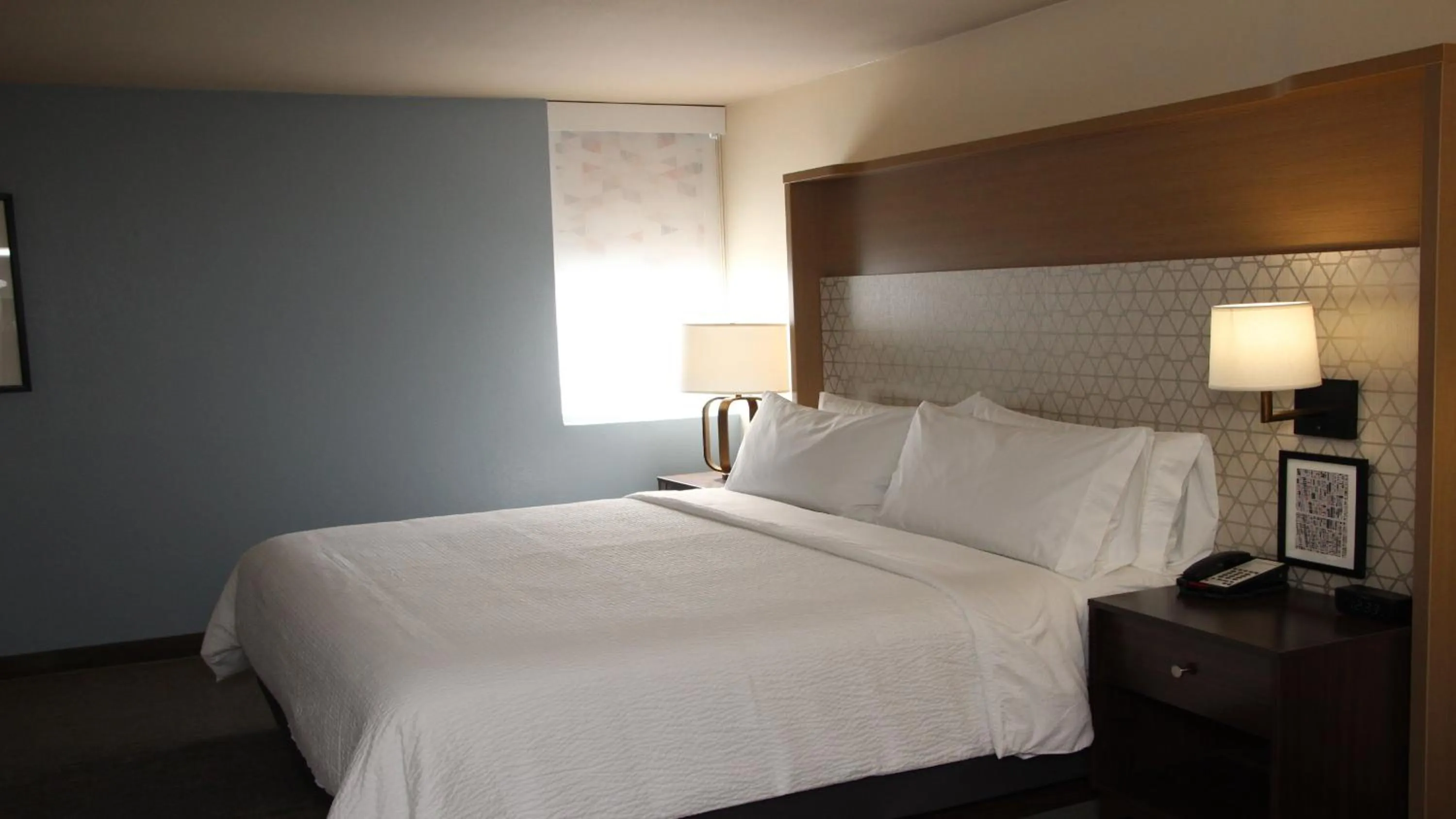 Photo of the whole room, Bed in Holiday Inn Metairie New Orleans by IHG