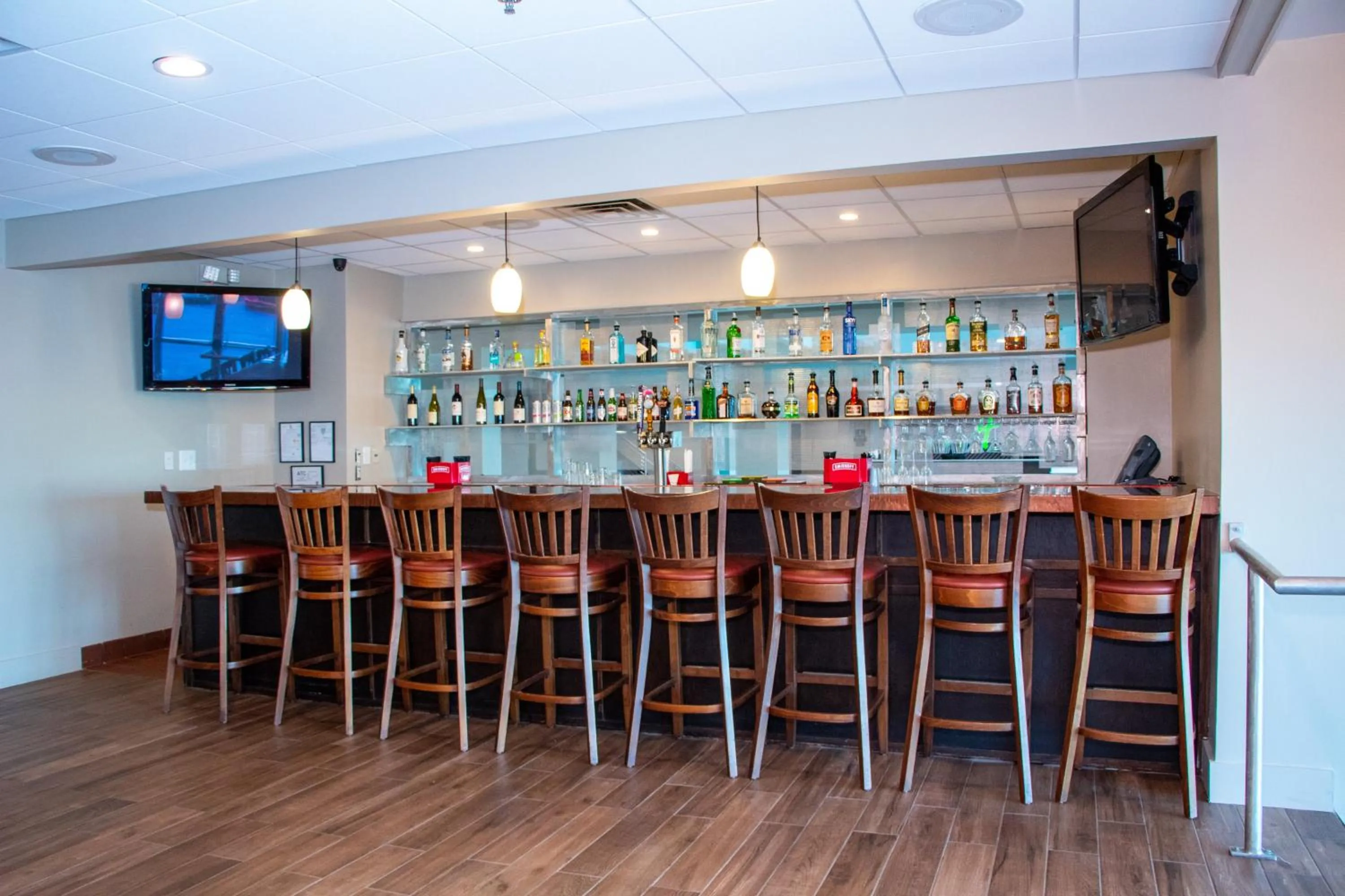 Lounge or bar in Holiday Inn Metairie New Orleans by IHG