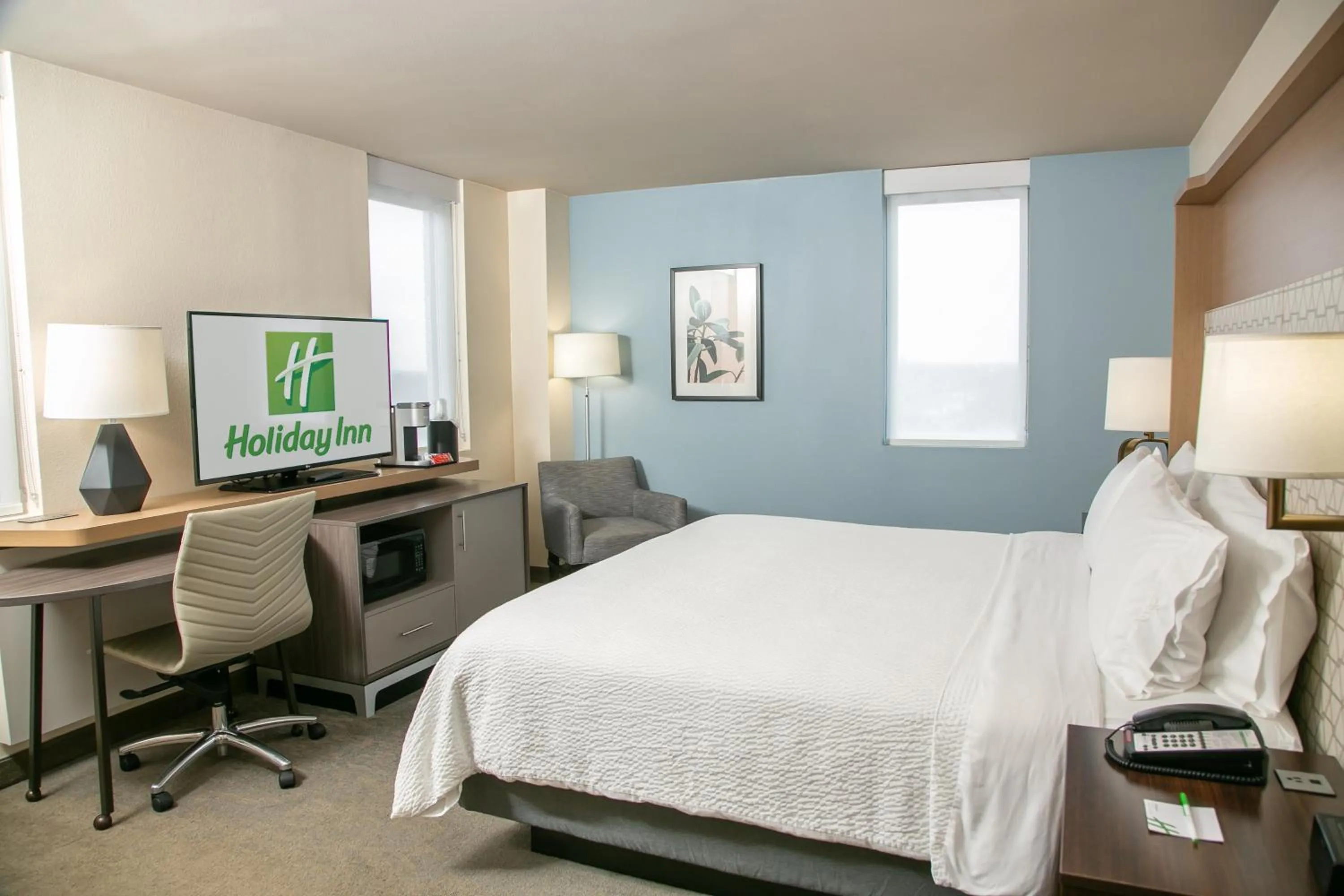 Photo of the whole room, Bed in Holiday Inn Metairie New Orleans by IHG