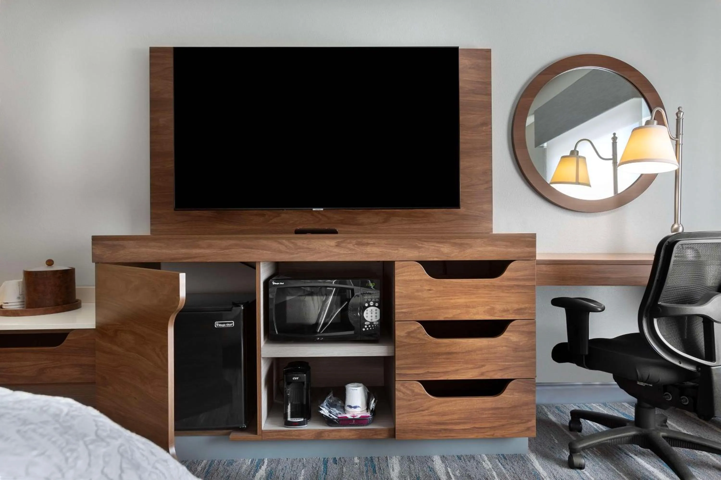 Bedroom in Hampton Inn Belmont at Montcross