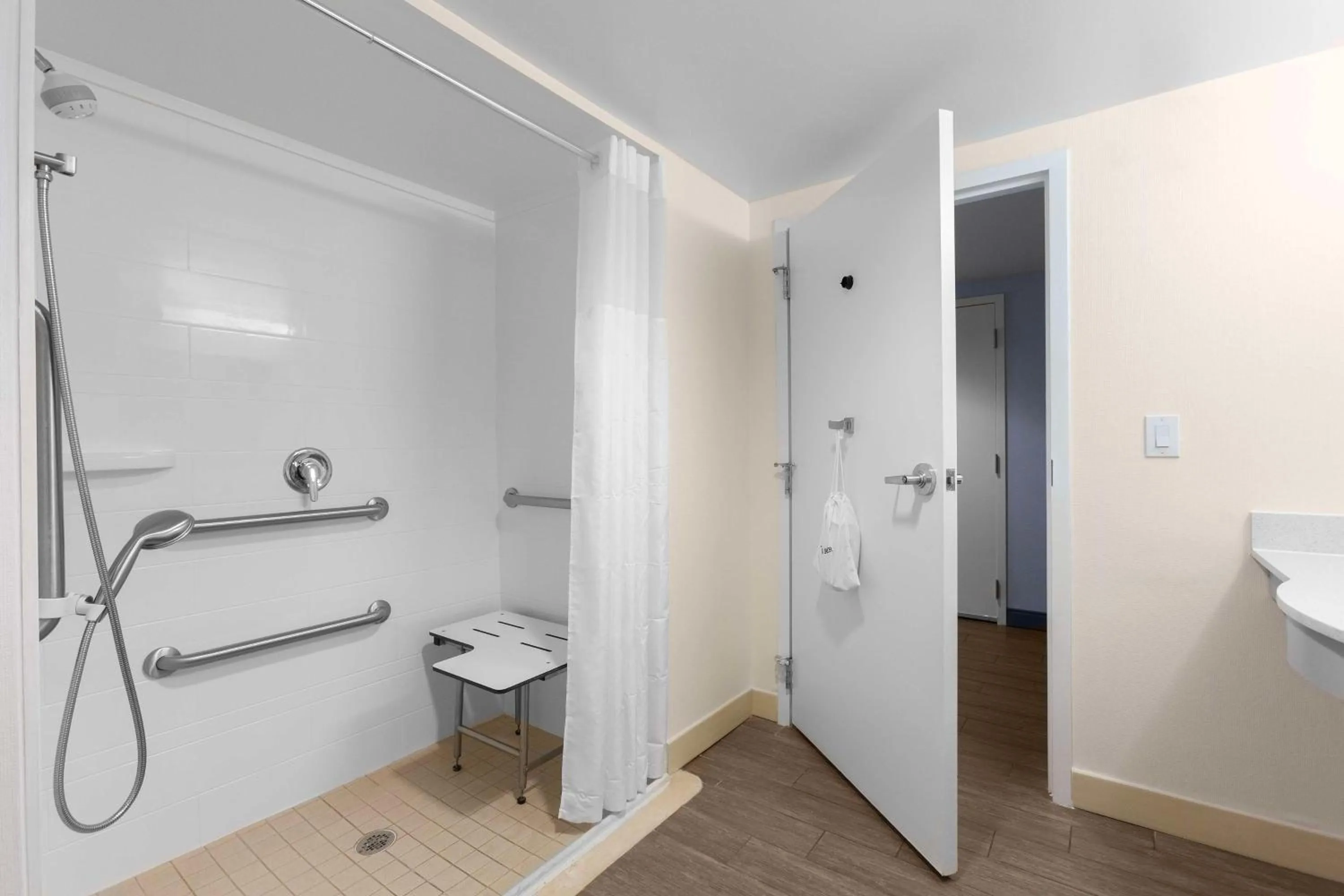 Bathroom in Hampton Inn Belmont at Montcross