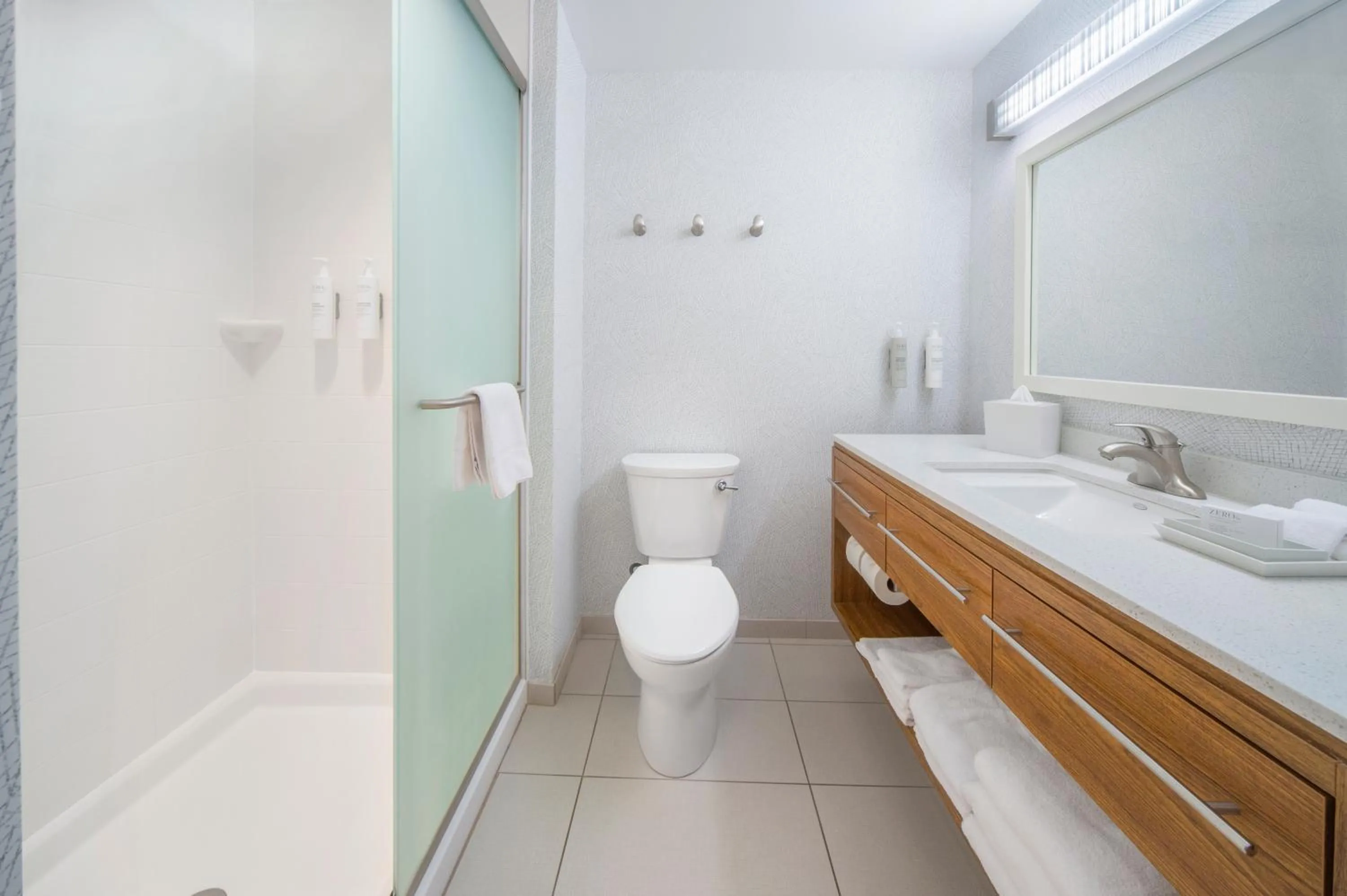 Bathroom, Bed in Home2 Suites by Hilton Saratoga Malta