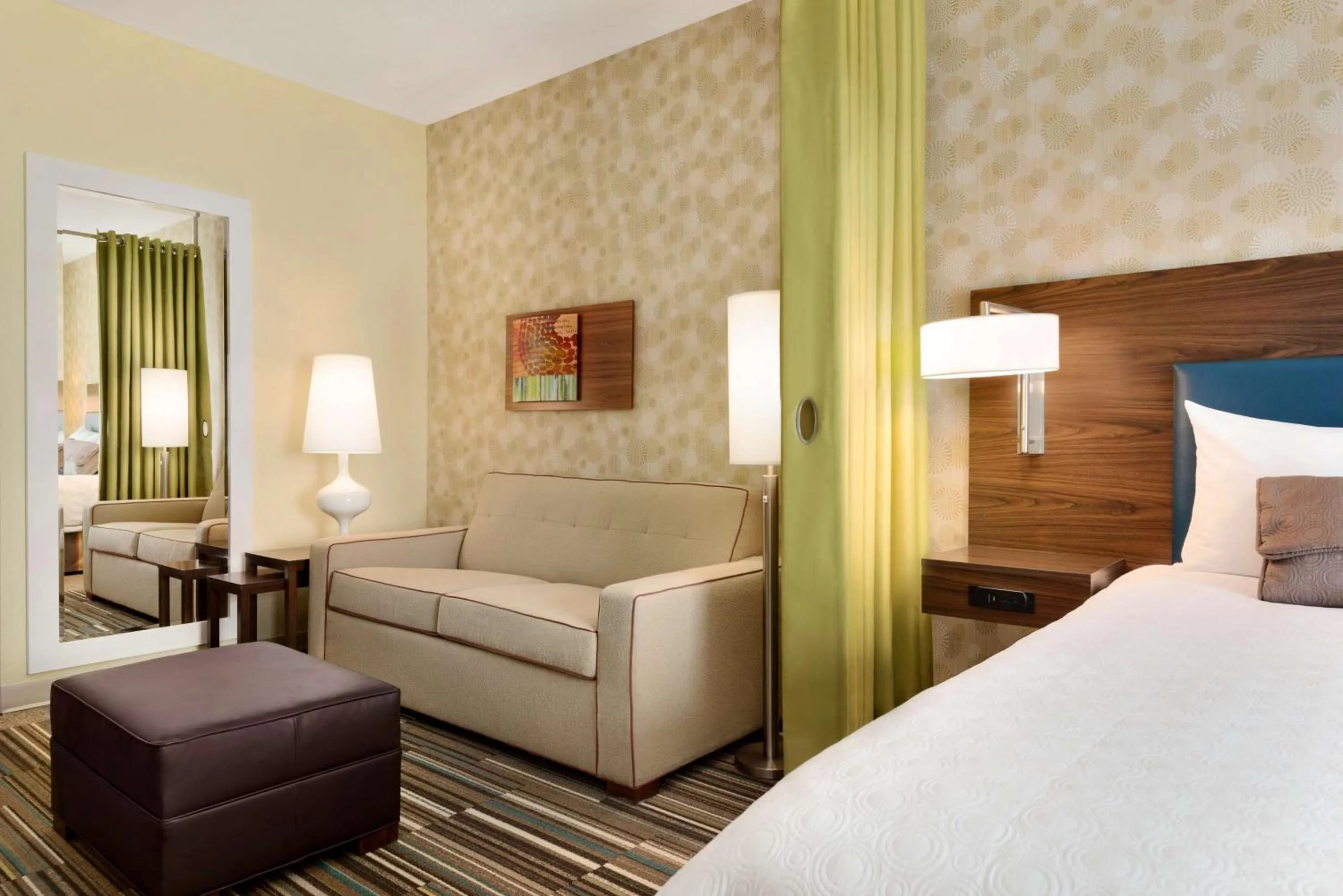 Living room, Bed in Home2 Suites By Hilton-Cleveland Beachwood