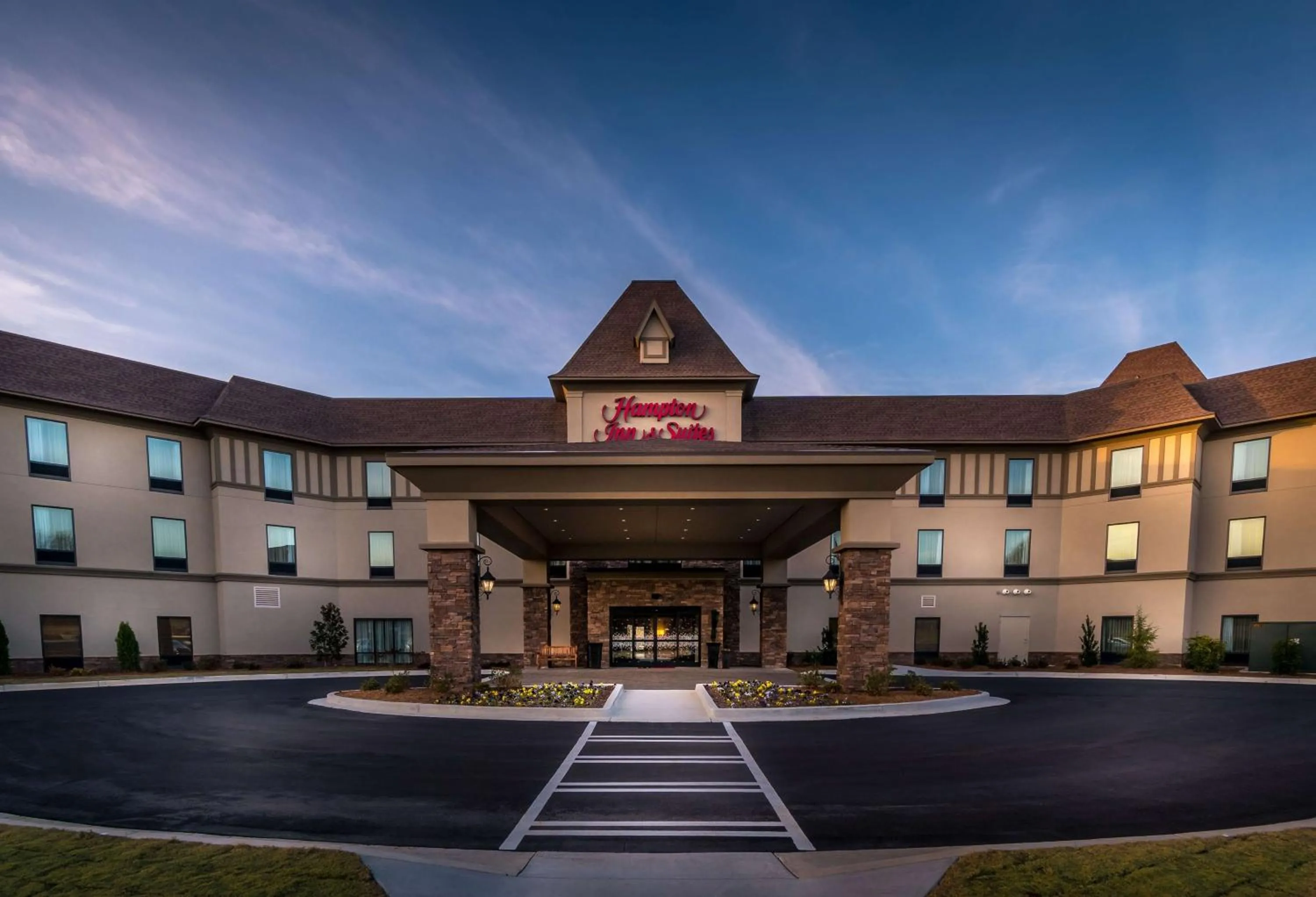 Property building in Hampton Inn & Suites Braselton