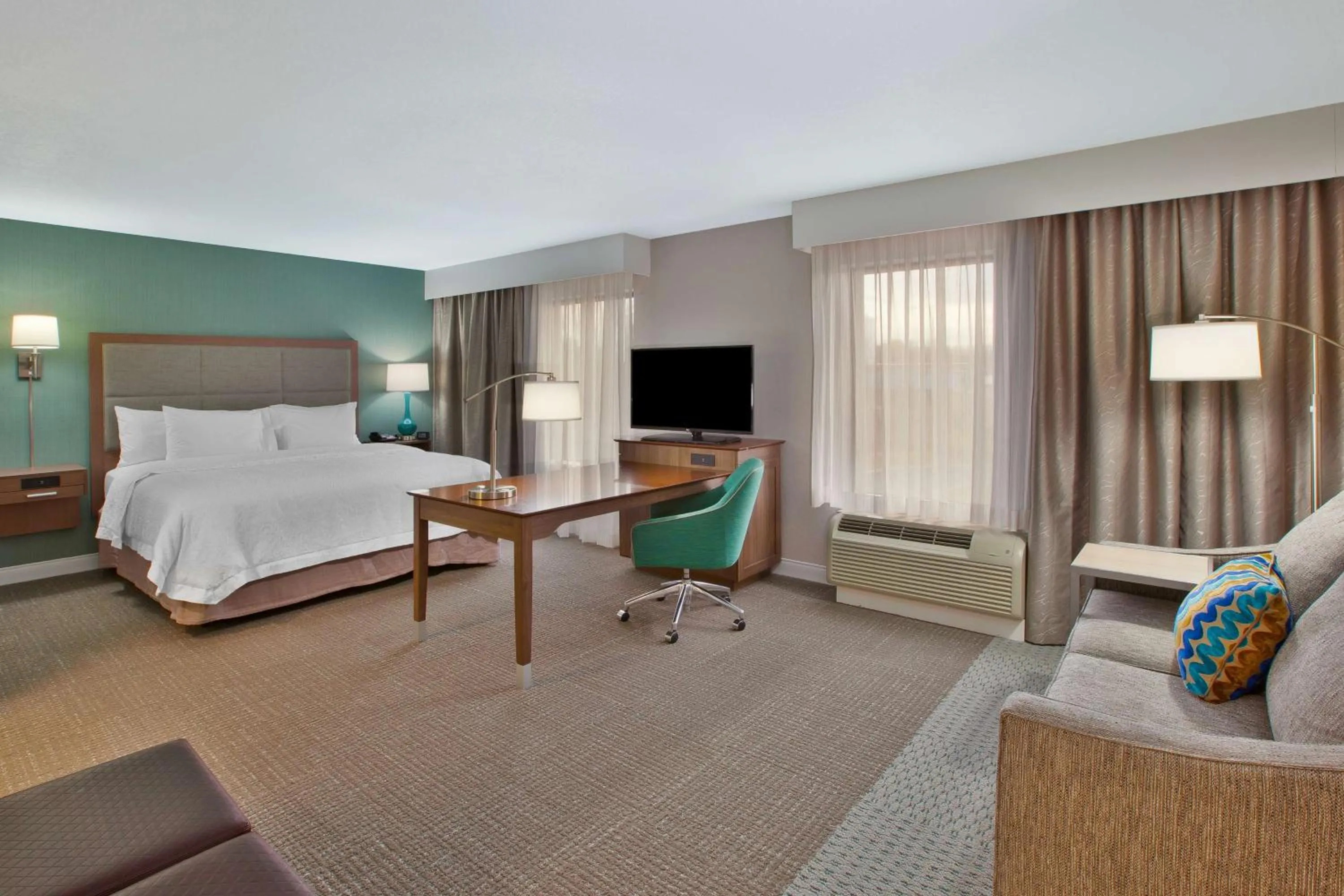 Bedroom, Bed in Hampton Inn & Suites Alliance
