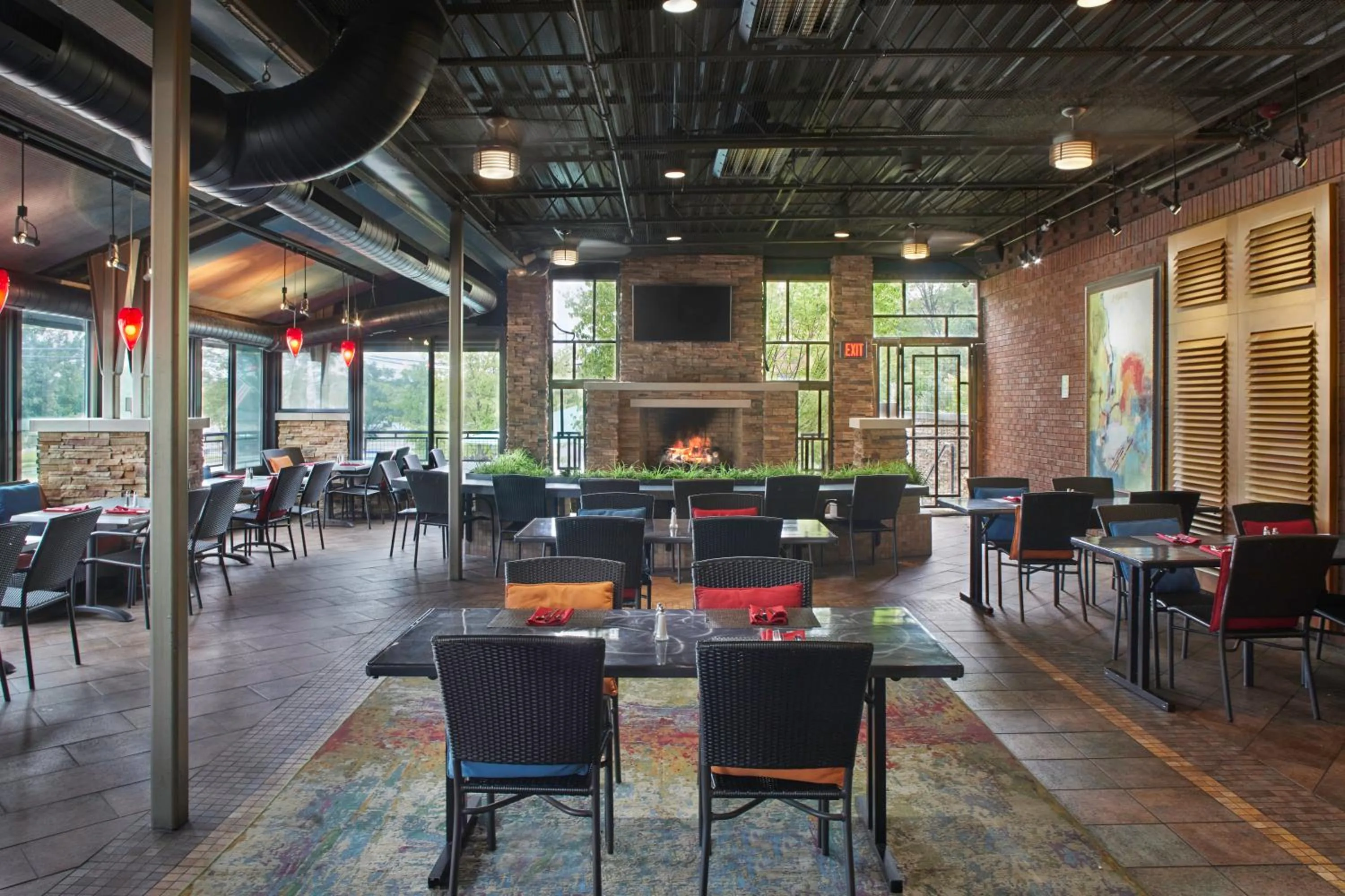 Dining area in DoubleTree by Hilton Akron Fairlawn