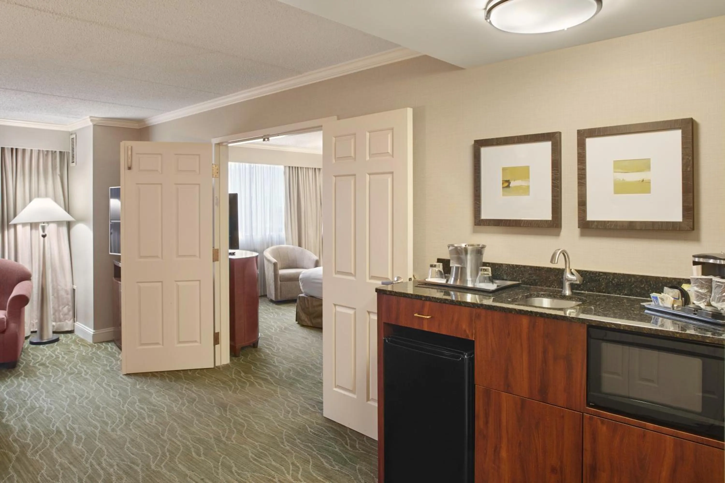 minibar, Bed in DoubleTree by Hilton Akron Fairlawn
