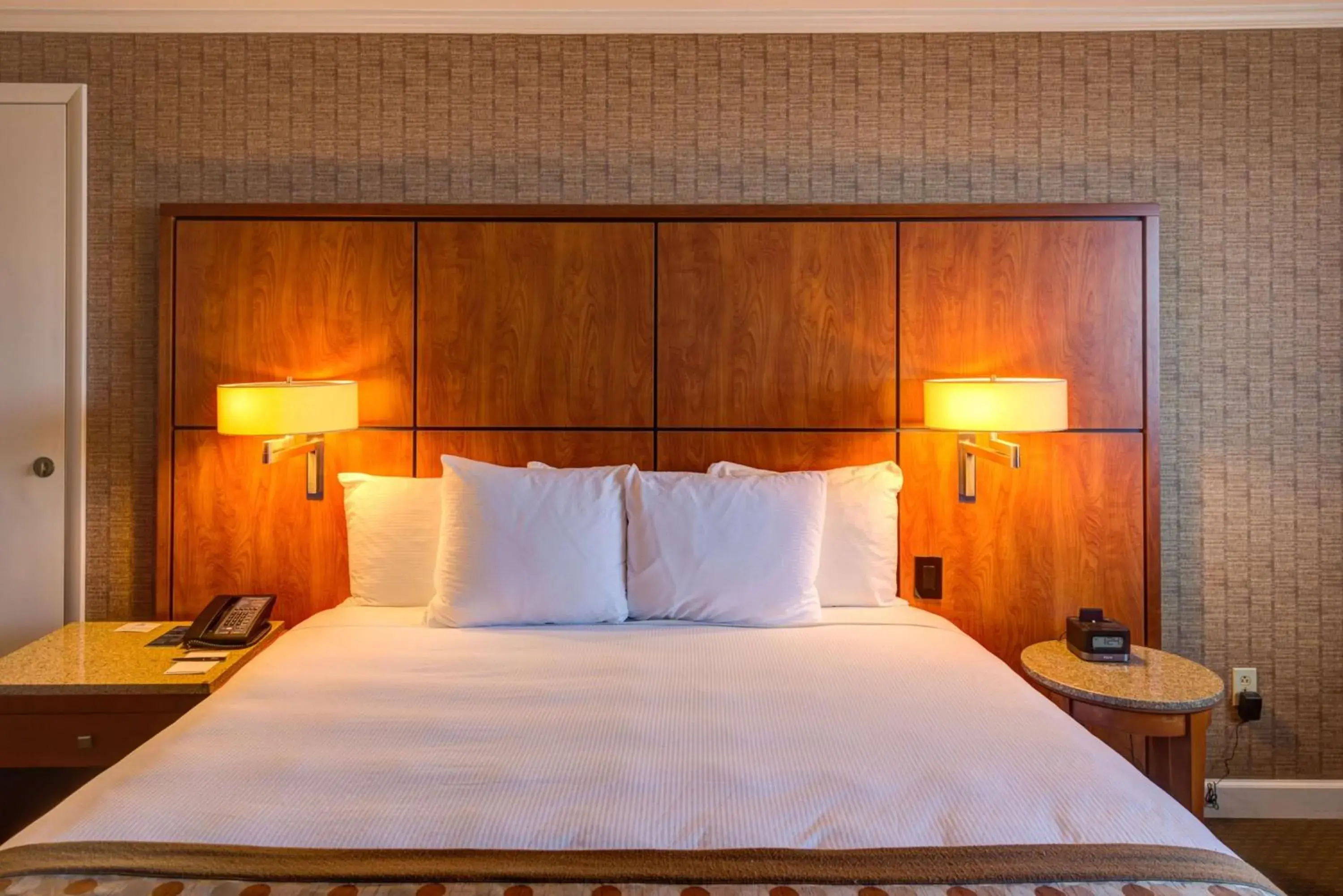 Junior King Suite with Sofa Bed in DoubleTree by Hilton Akron Fairlawn Junior King Suite with Sofa Bed in DoubleTree by Hilton Akron Fairlawn