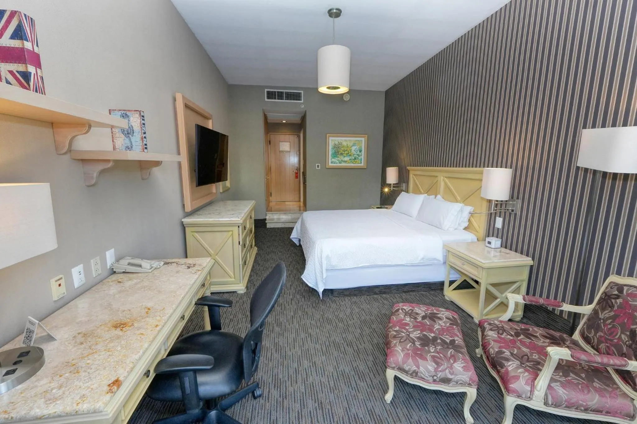 Photo of the whole room, Bed in Holiday Inn Queretaro Centro Historico by IHG