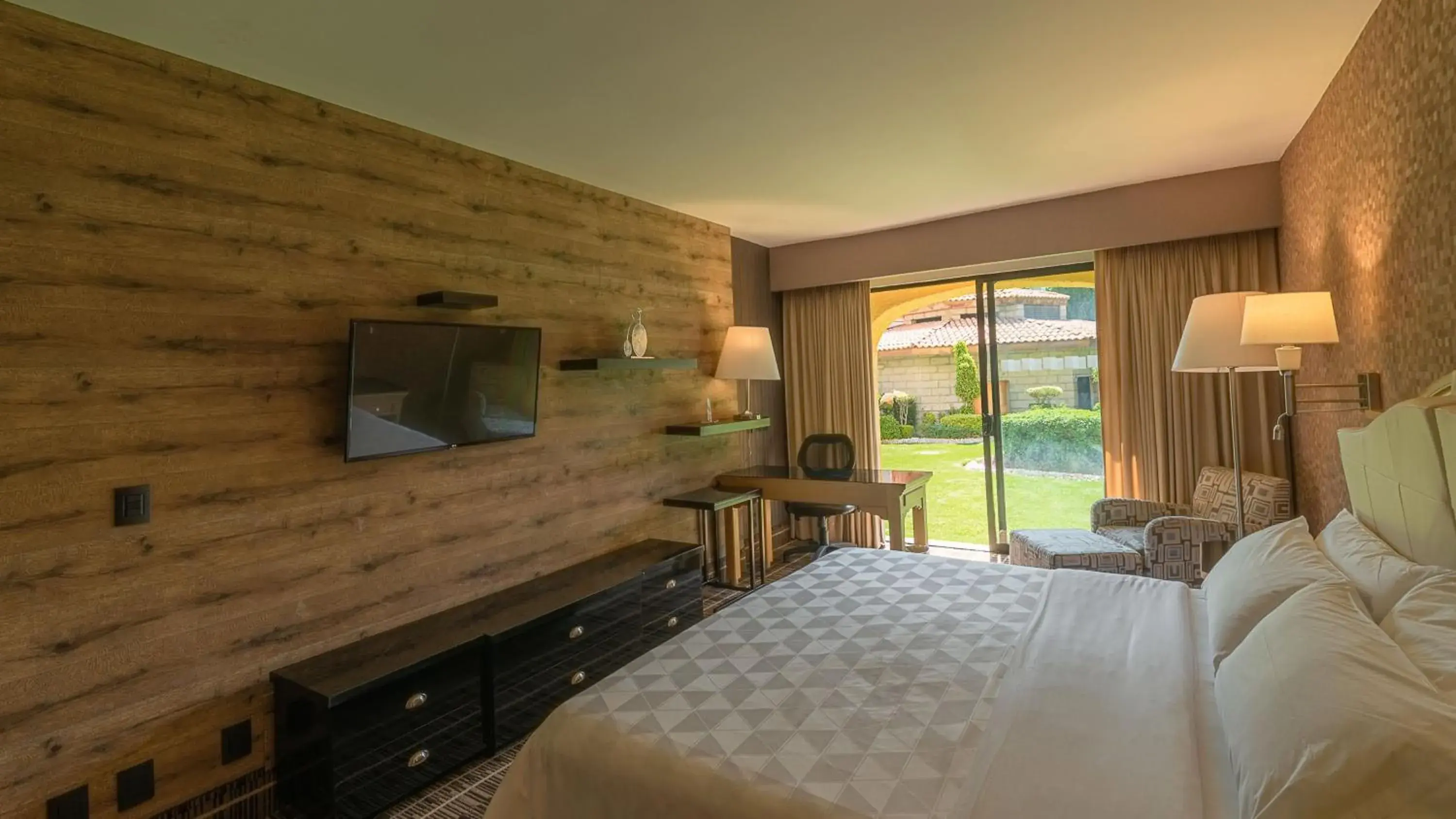 Standard King Room in Holiday Inn Queretaro Centro Historico by IHG Standard King Room in Holiday Inn Queretaro Centro Historico by IHG