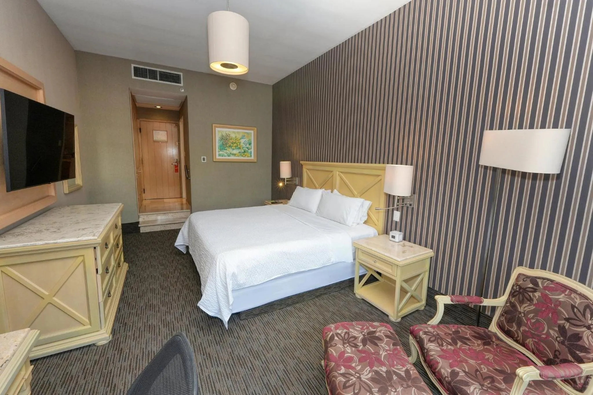 Photo of the whole room, Bed in Holiday Inn Queretaro Centro Historico by IHG