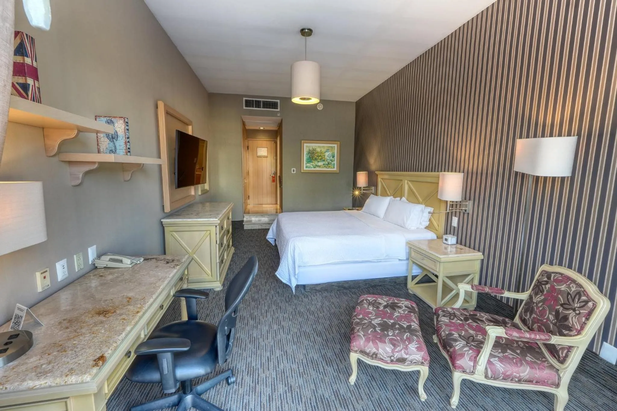 Photo of the whole room, Bed in Holiday Inn Queretaro Centro Historico by IHG