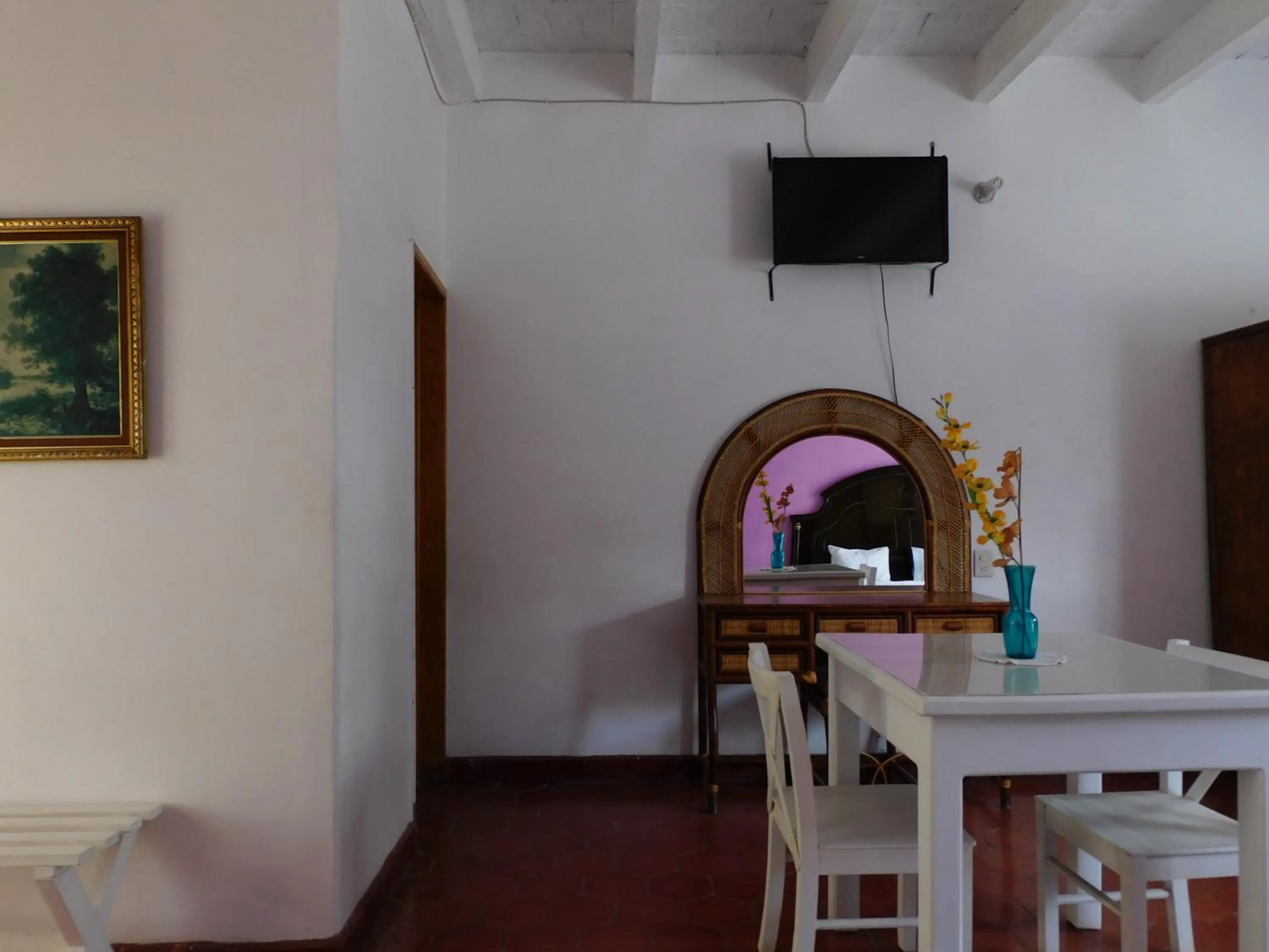 TV/Entertainment Center in Hotel Elohim by Rotamundos