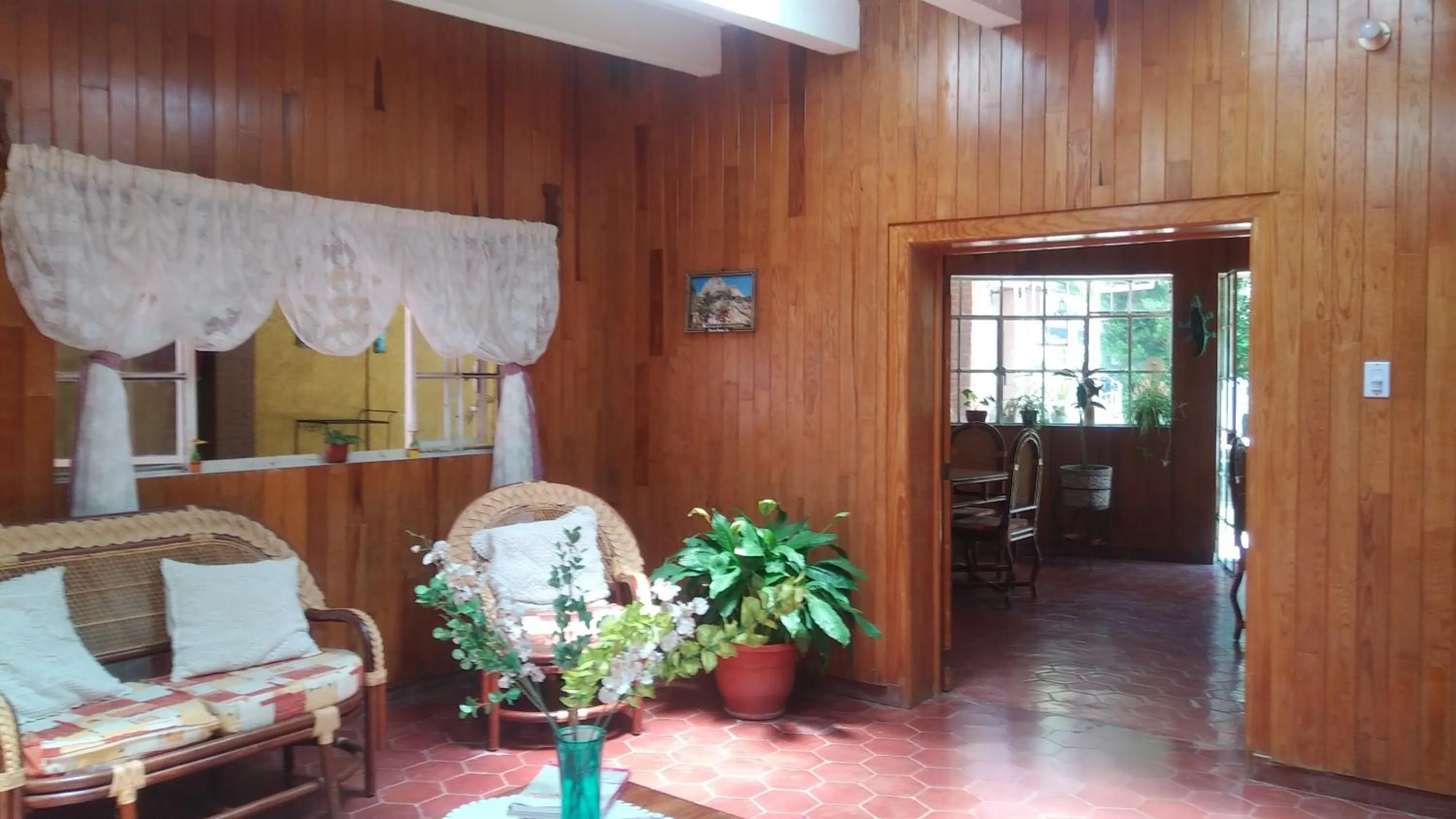 Communal lounge/ TV room, Lounge/Bar in Hotel Elohim by Rotamundos