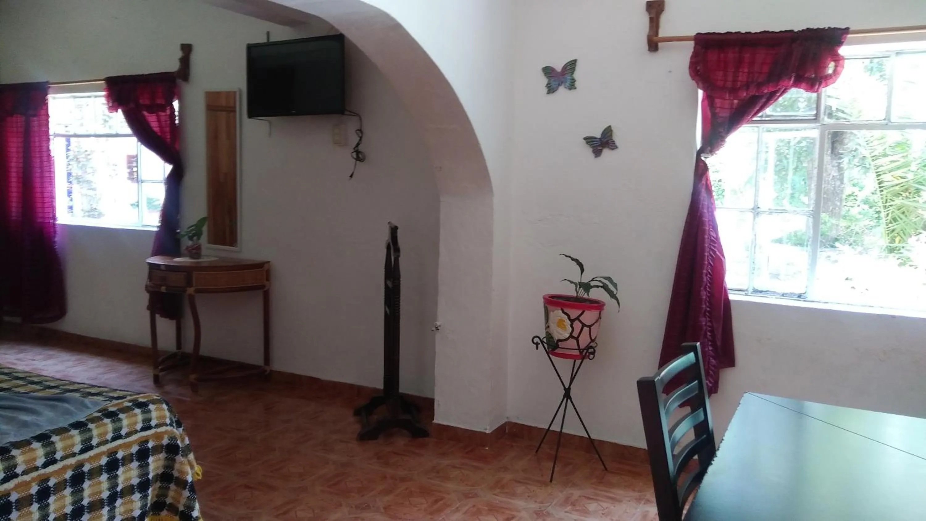 Photo of the whole room, TV/Entertainment Center in Hotel Elohim by Rotamundos