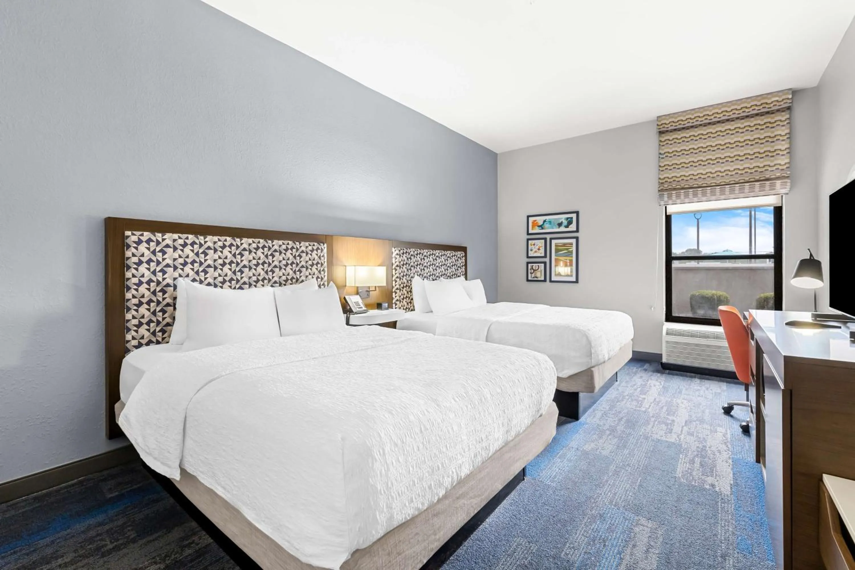 Bed in Hampton Inn Florence Midtown near University of North Alabama