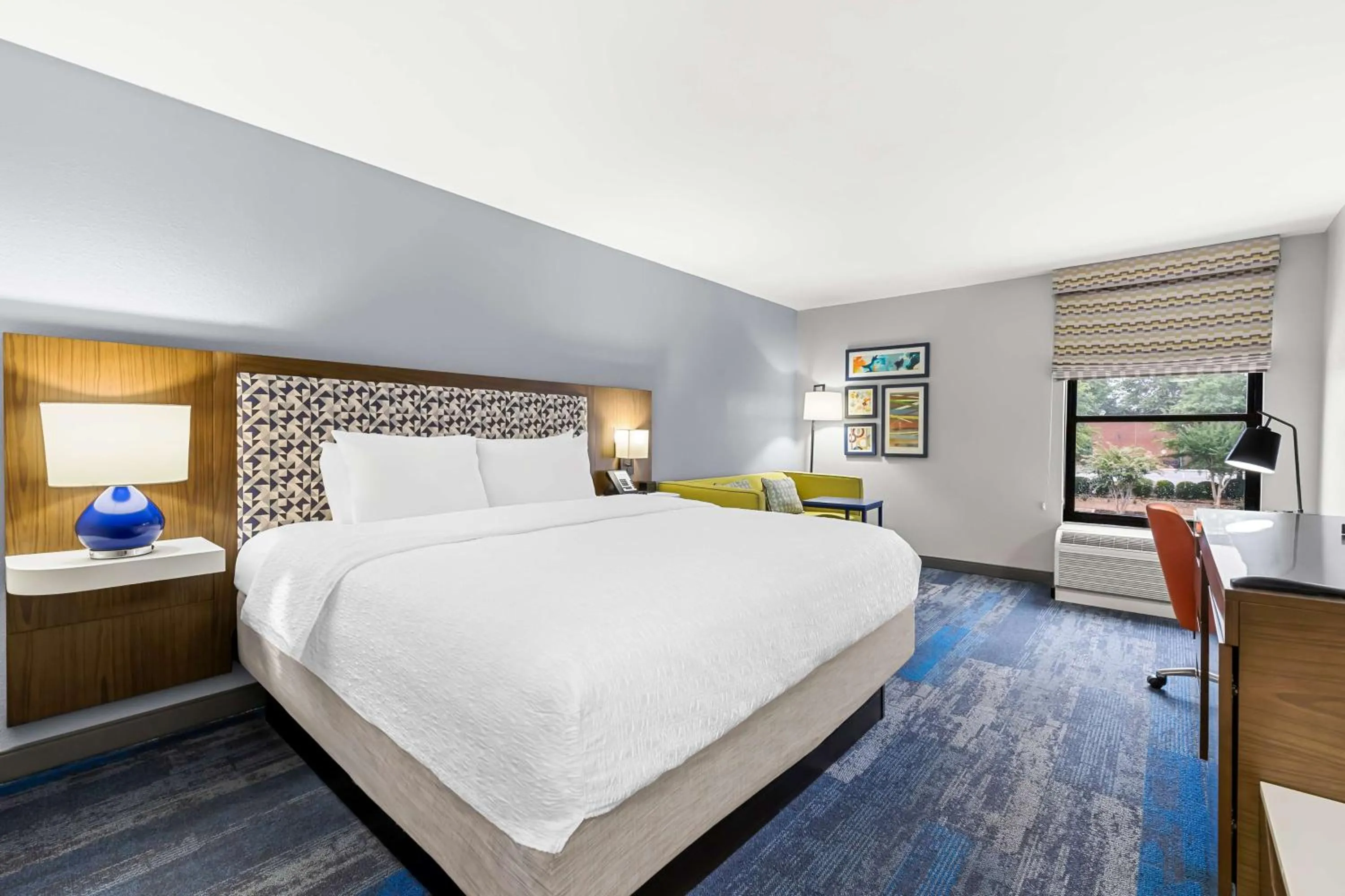 Living room, Bed in Hampton Inn Florence Midtown near University of North Alabama