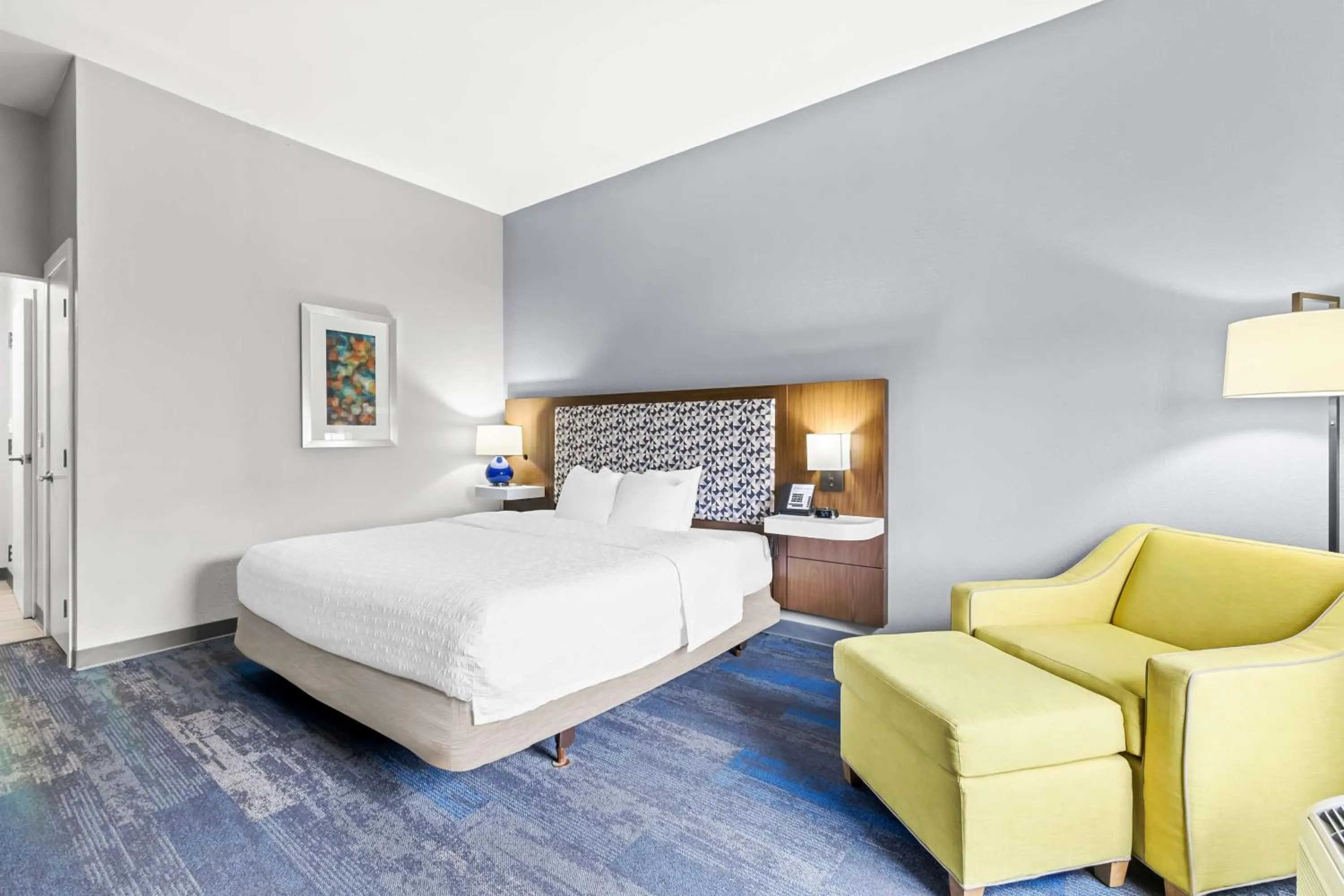 Bed in Hampton Inn Florence Midtown near University of North Alabama