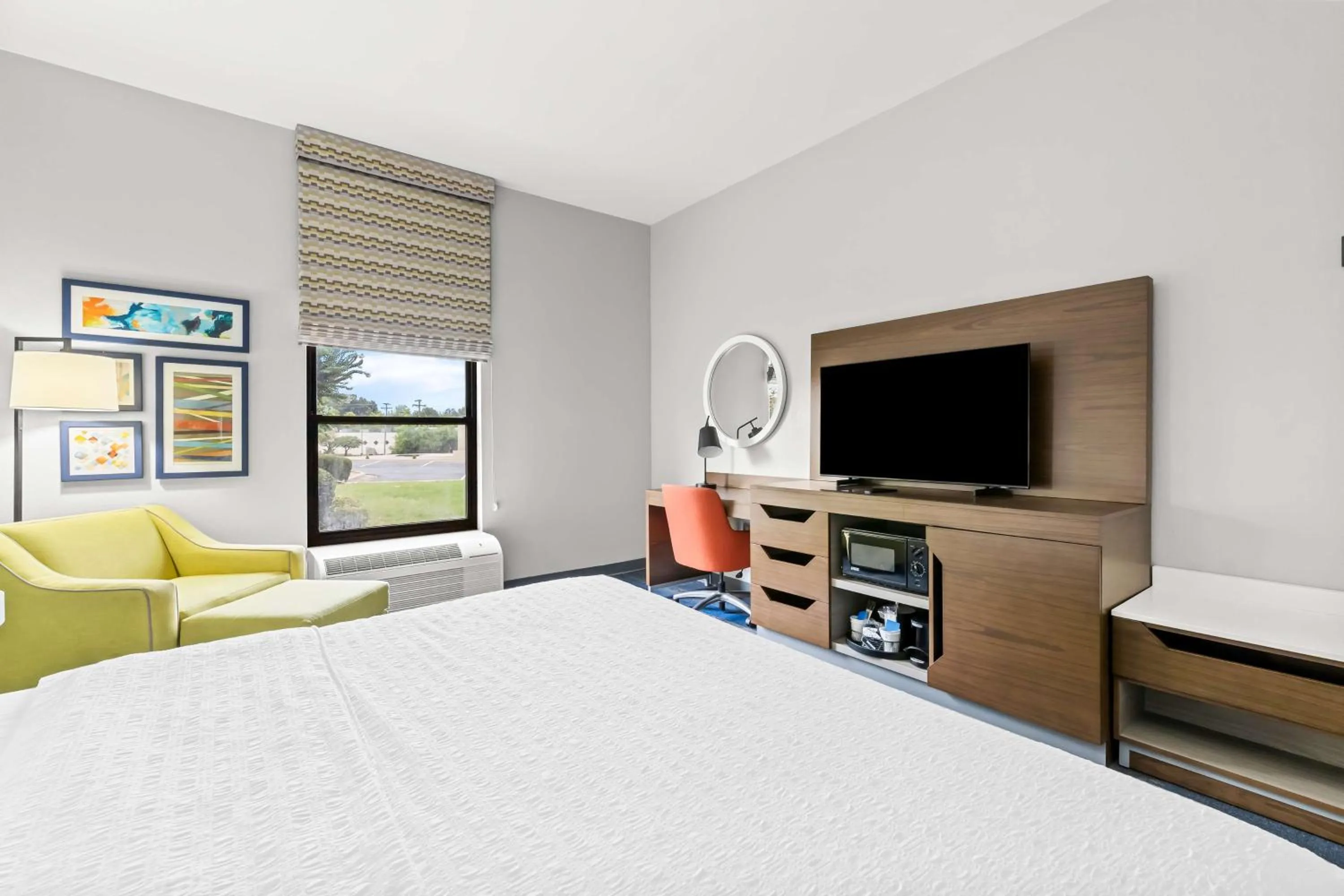 Bed in Hampton Inn Florence Midtown near University of North Alabama