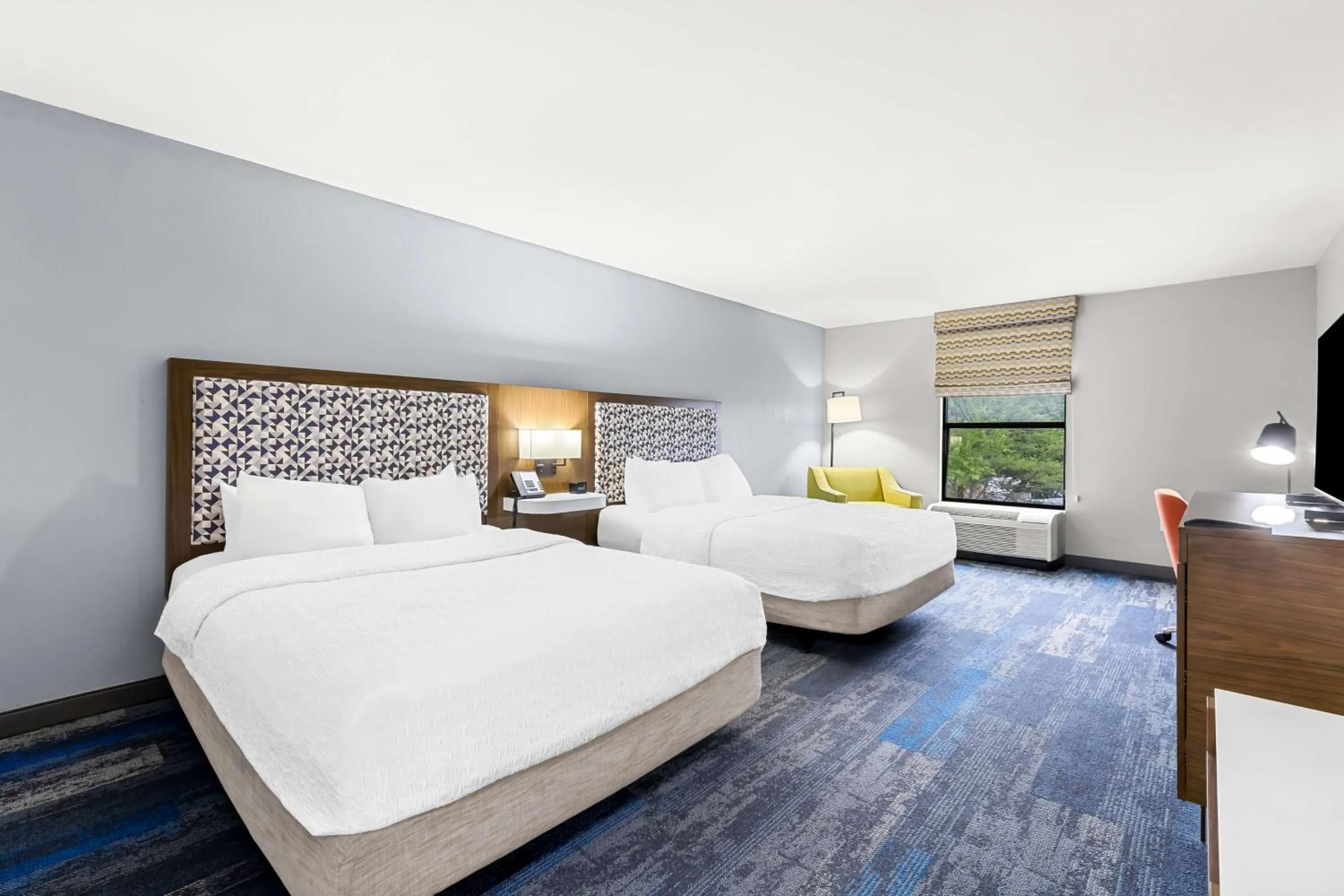 Bed in Hampton Inn Florence Midtown near University of North Alabama