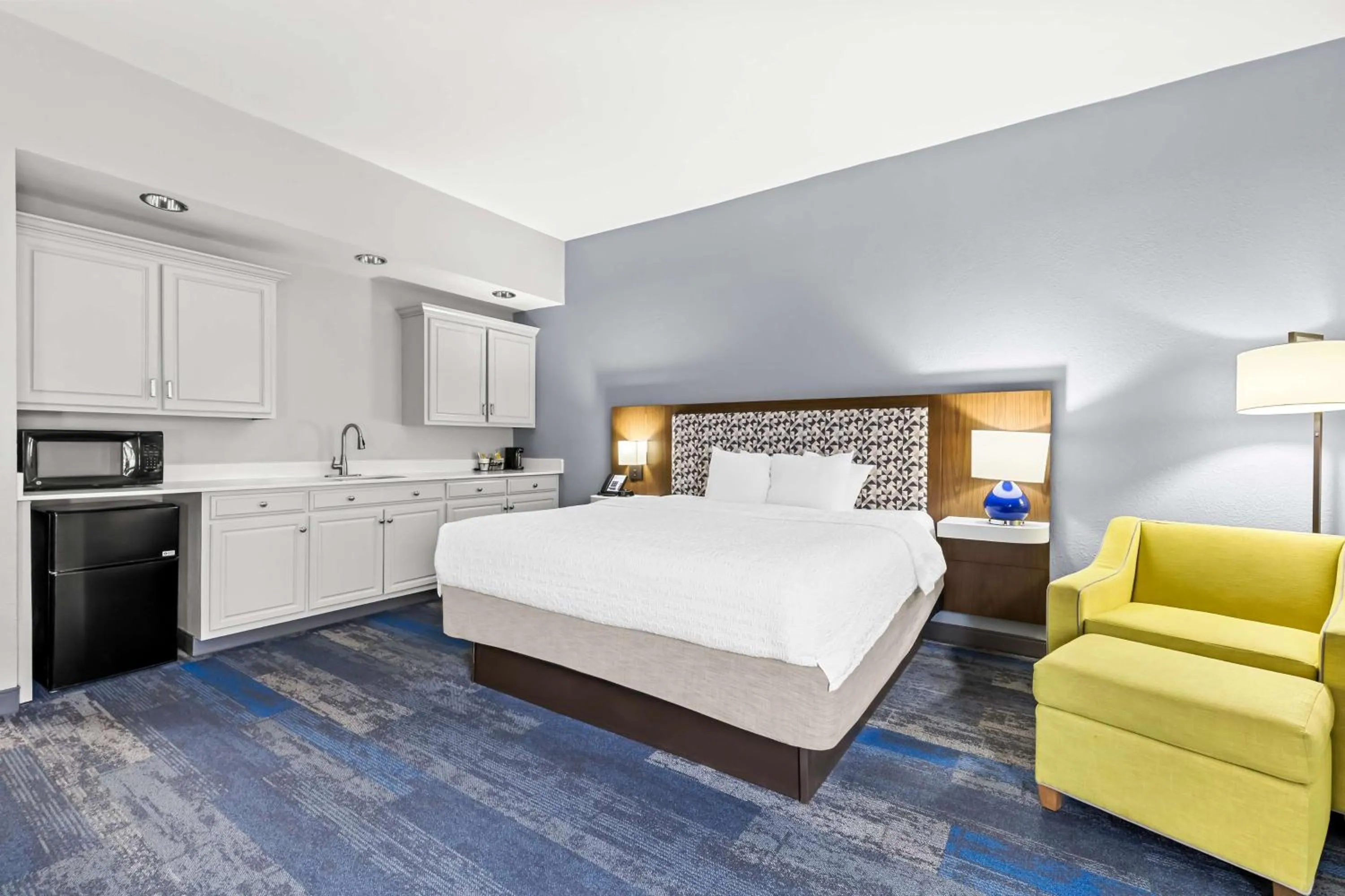 Living room, Bed in Hampton Inn Florence Midtown near University of North Alabama