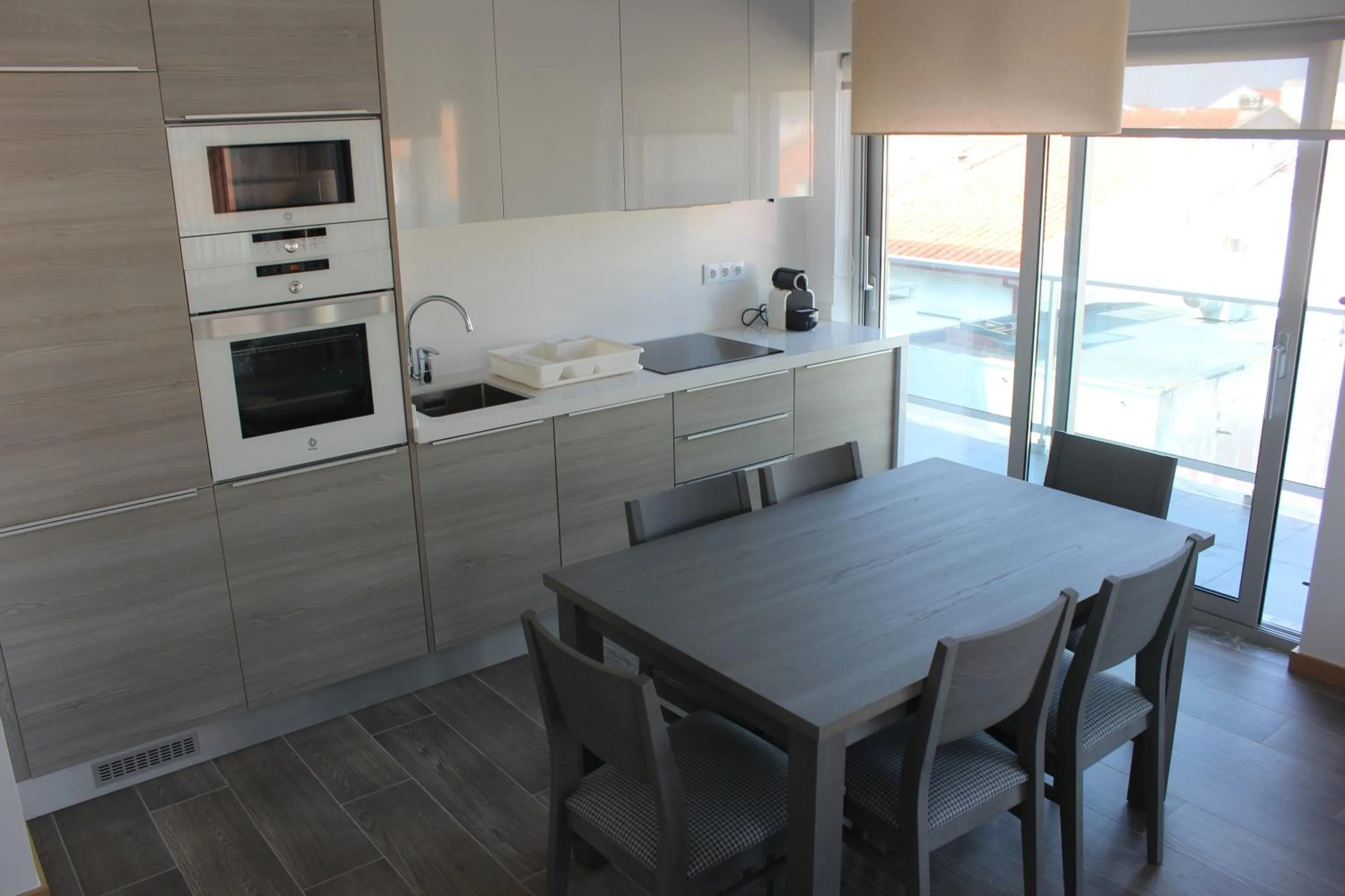 Communal kitchen in Apartamentos Turisticos da Nazare