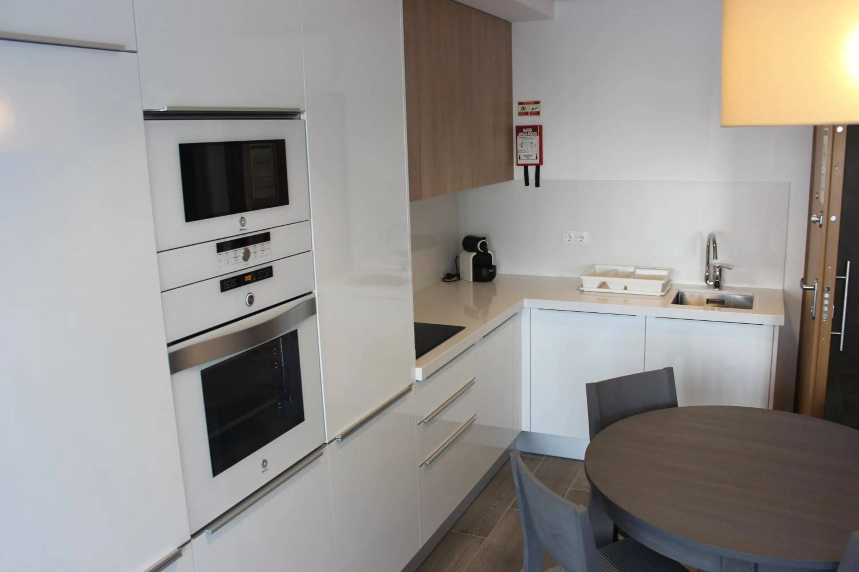 Communal kitchen in Apartamentos Turisticos da Nazare