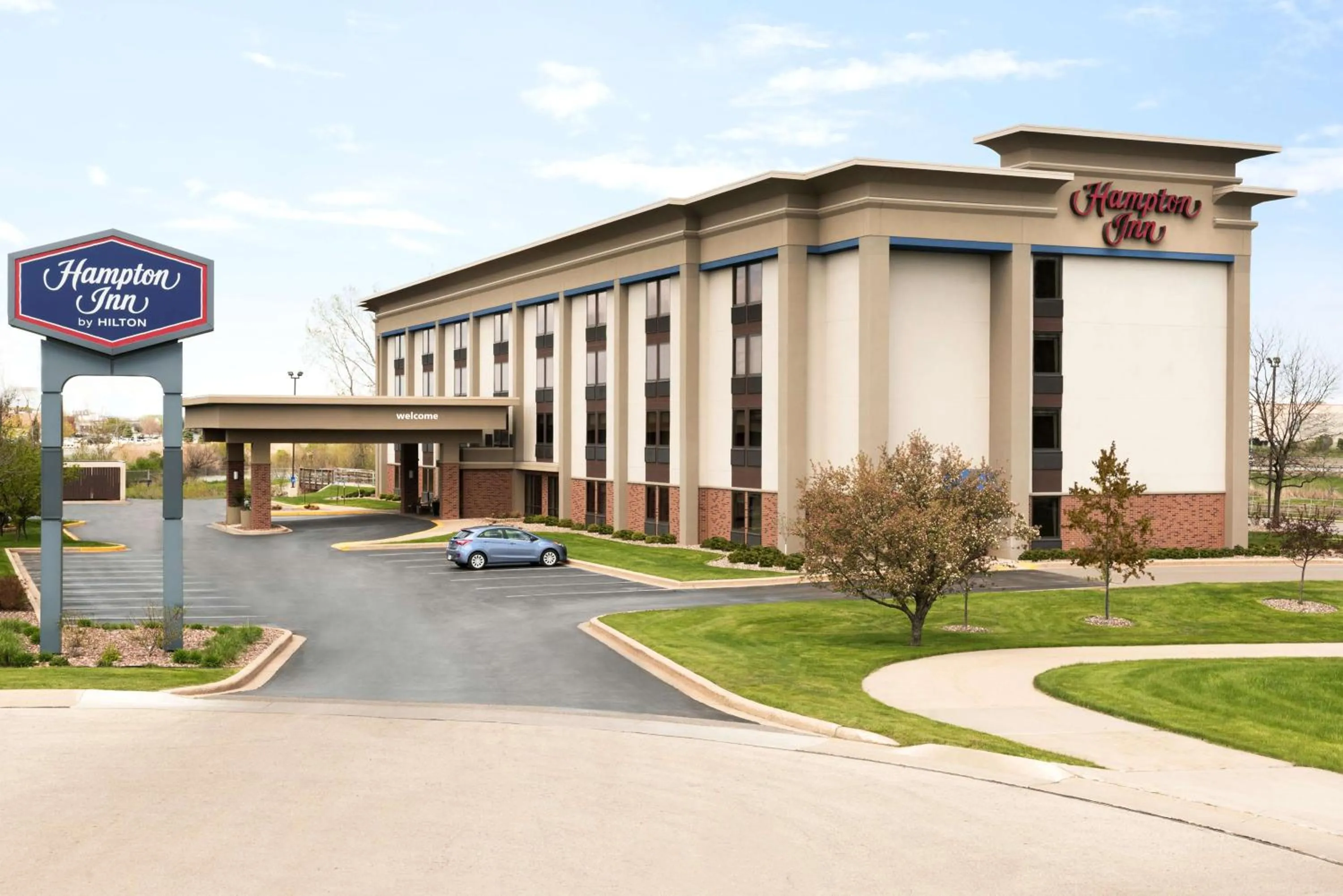 Property building in Hampton Inn Appleton-Fox River Mall Area
