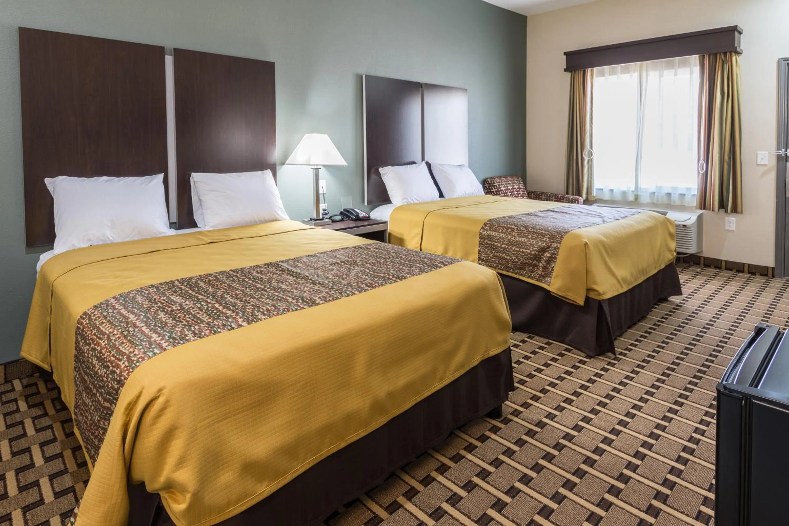 Day, Bed in Scottish Inns & Suites