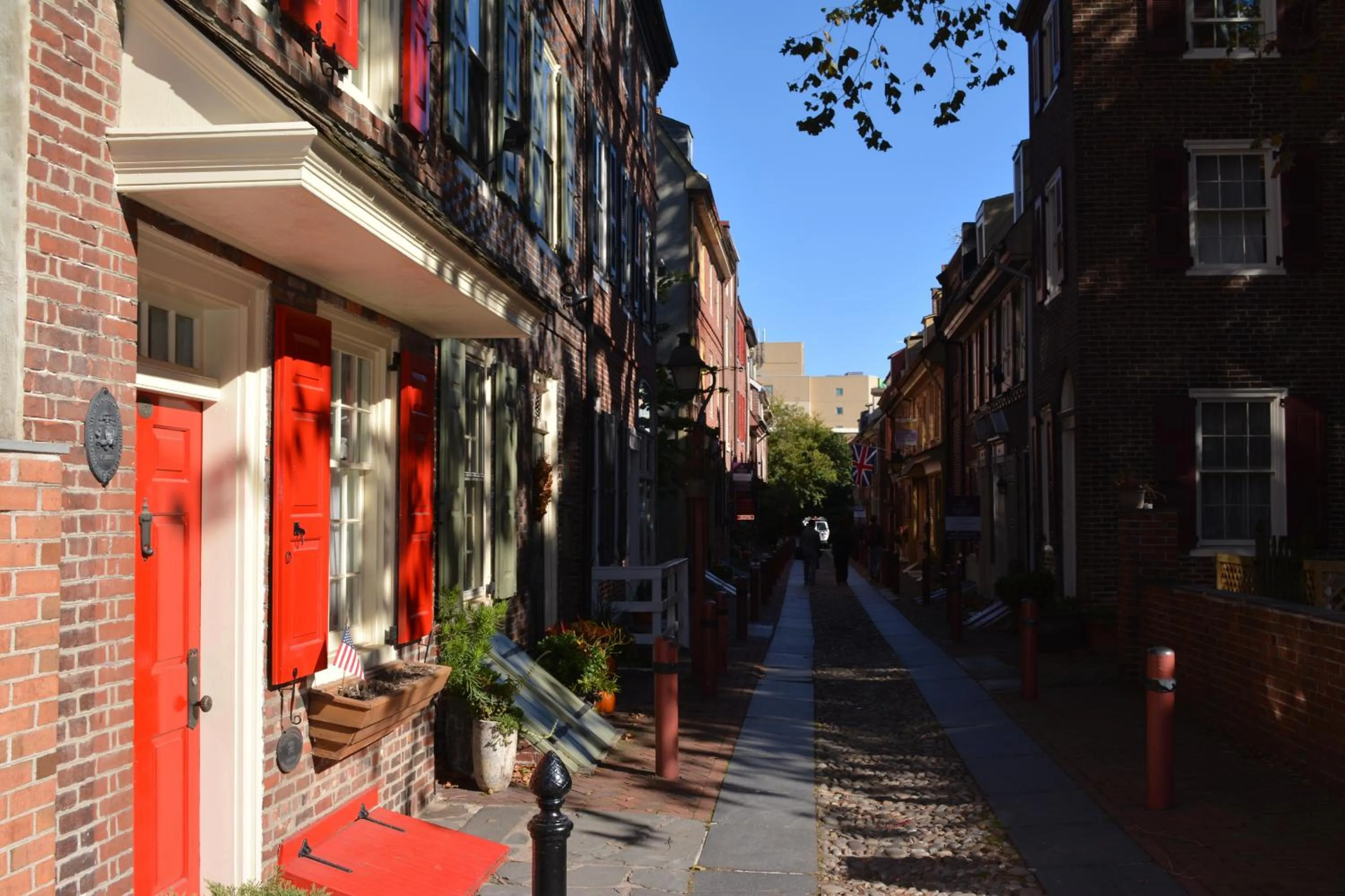 Facade/entrance in Alexander Inn