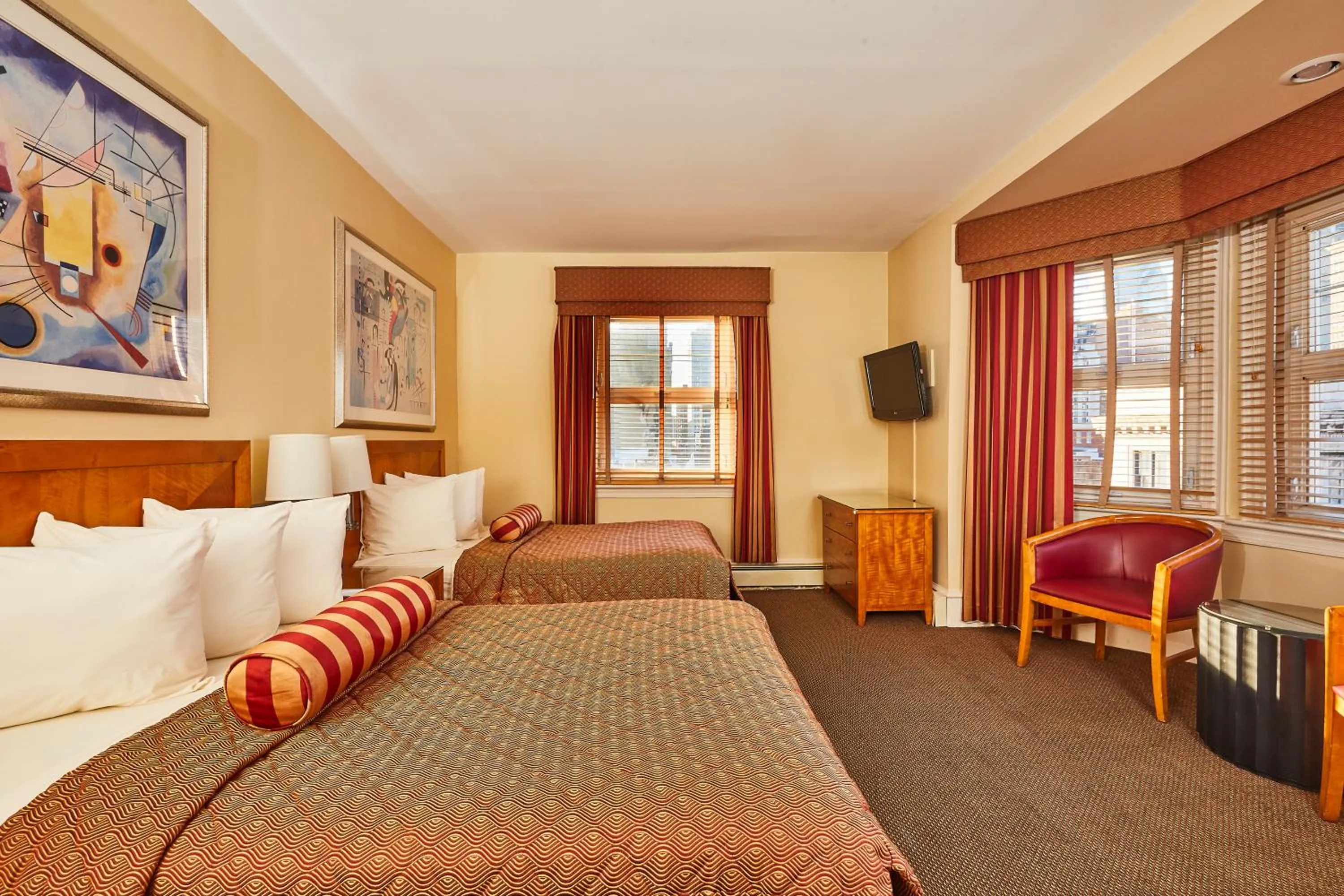 Day, Bed in Alexander Inn