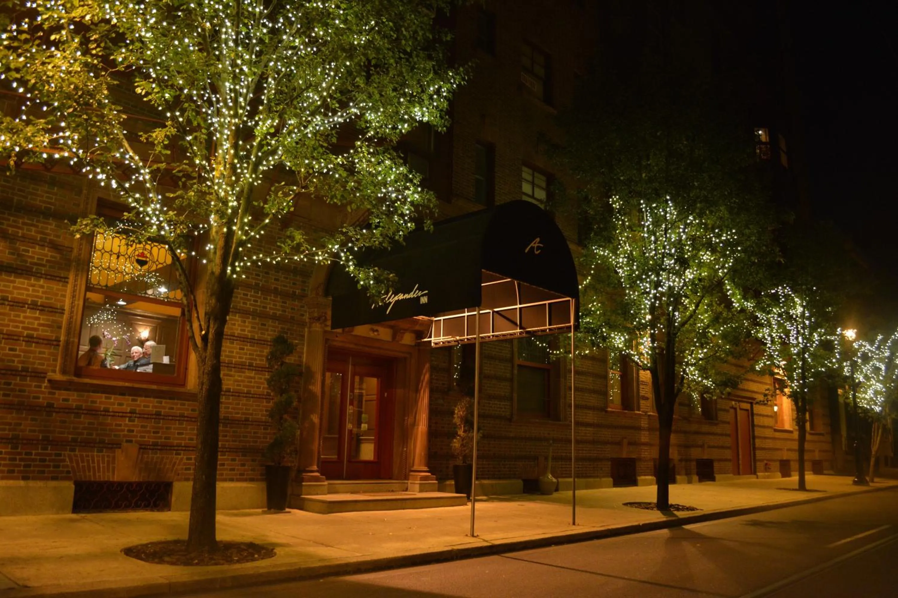 Facade/entrance in Alexander Inn