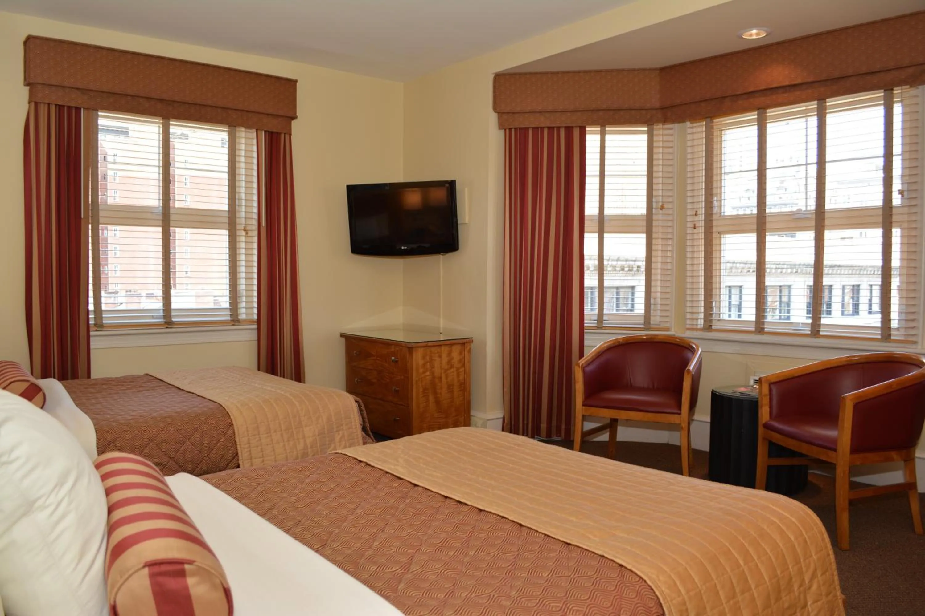 Day, Bed in Alexander Inn