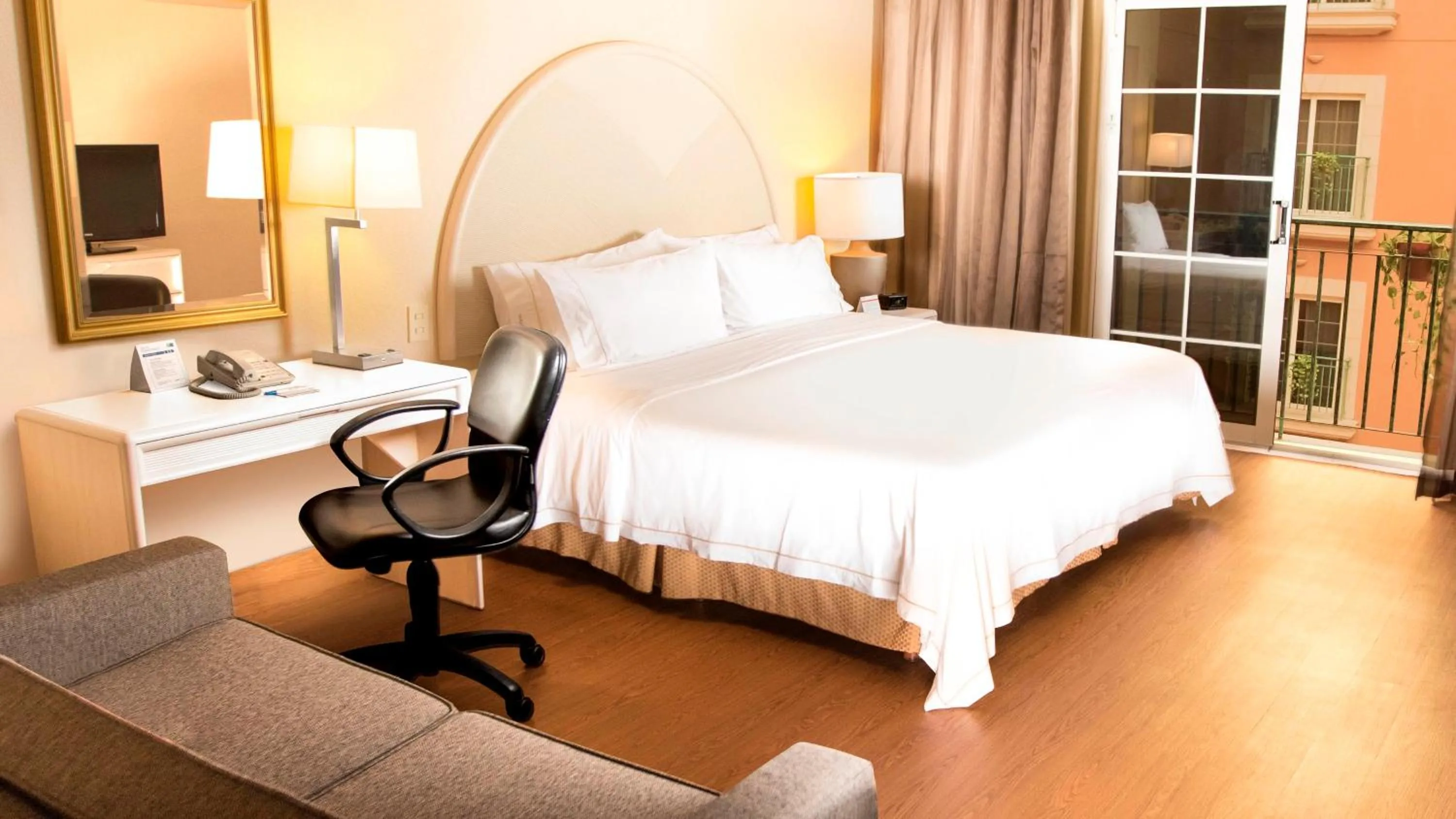 Photo of the whole room, Bed in Holiday Inn Express Monterrey Galerias-San Jeronimo by IHG