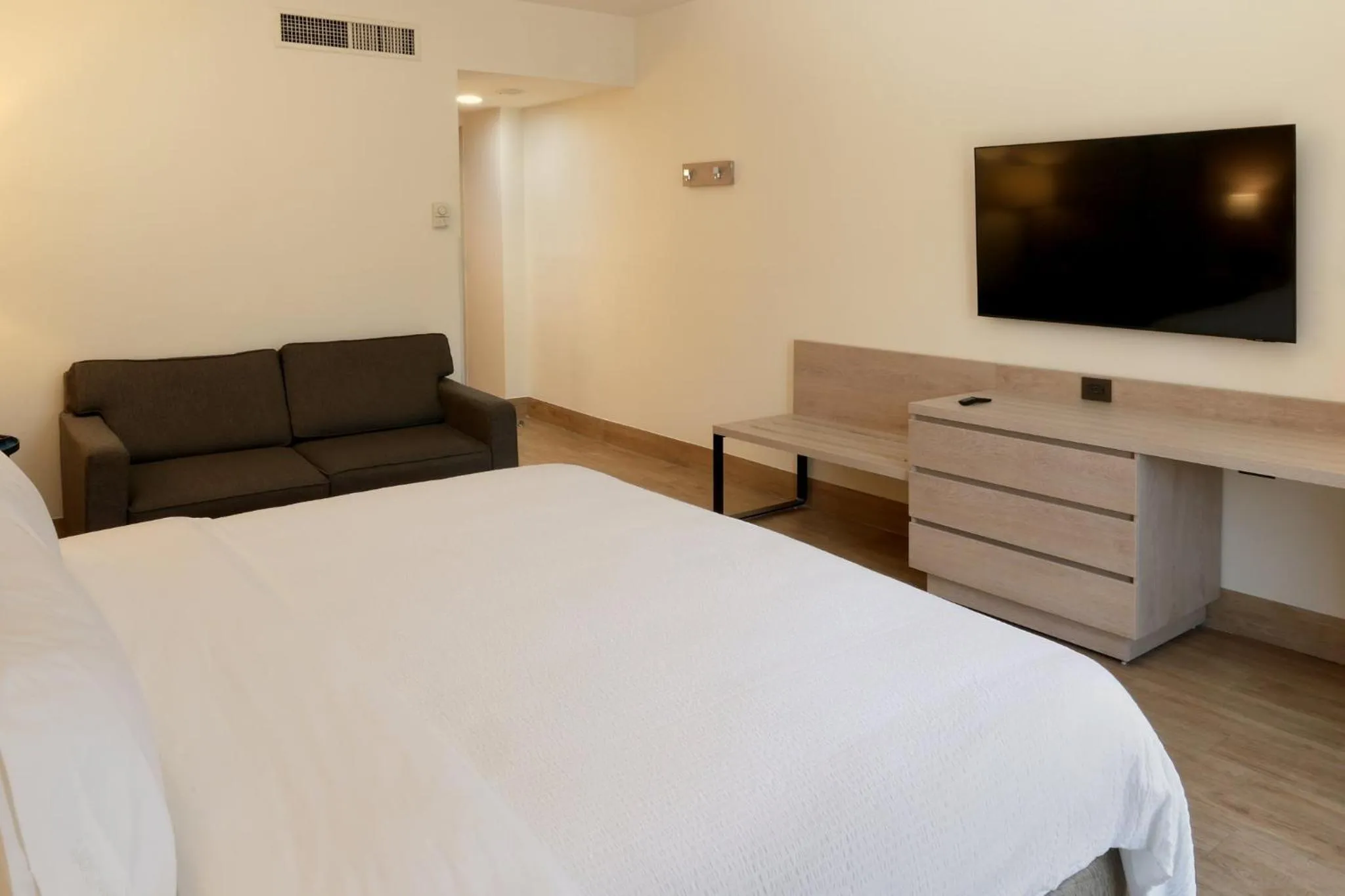 Photo of the whole room, Bed in Holiday Inn Express Monterrey Galerias-San Jeronimo by IHG