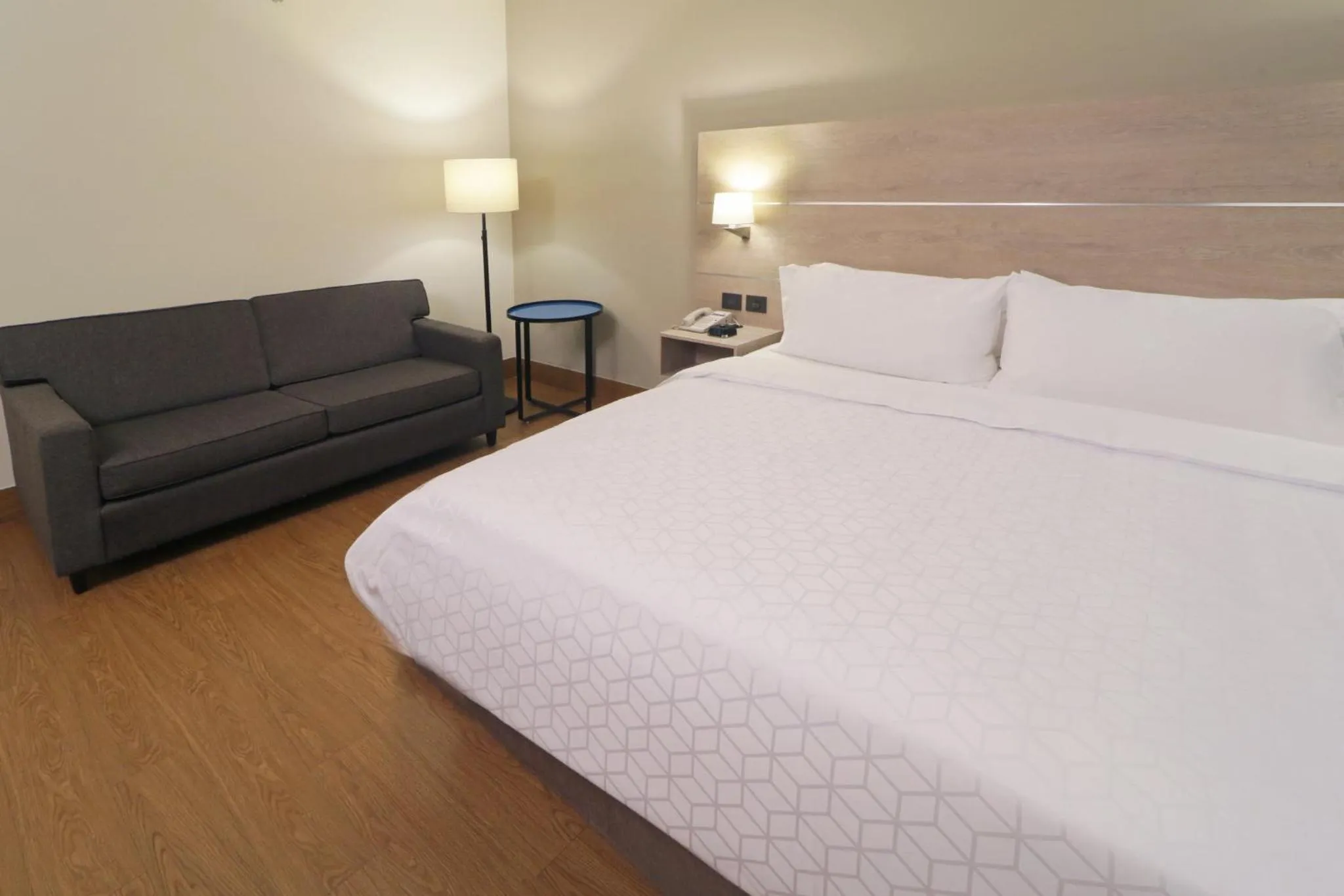 Photo of the whole room, Bed in Holiday Inn Express Monterrey Galerias-San Jeronimo by IHG