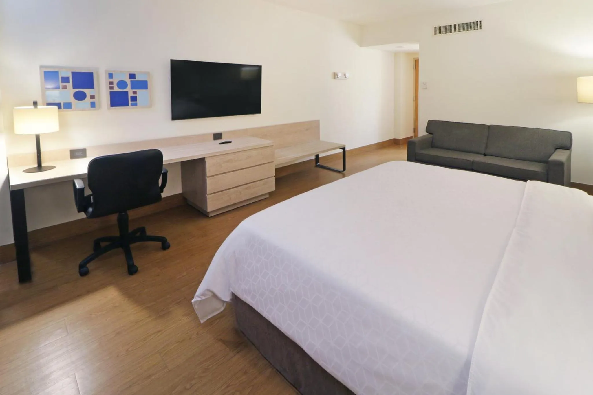 Photo of the whole room, Bed in Holiday Inn Express Monterrey Galerias-San Jeronimo by IHG