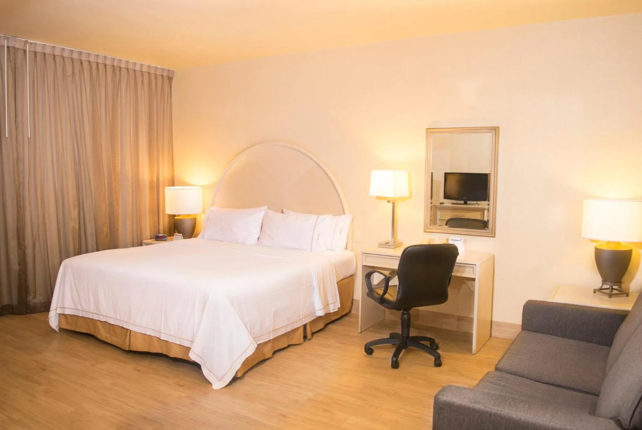 Photo of the whole room, Bed in Holiday Inn Express Monterrey Galerias-San Jeronimo by IHG