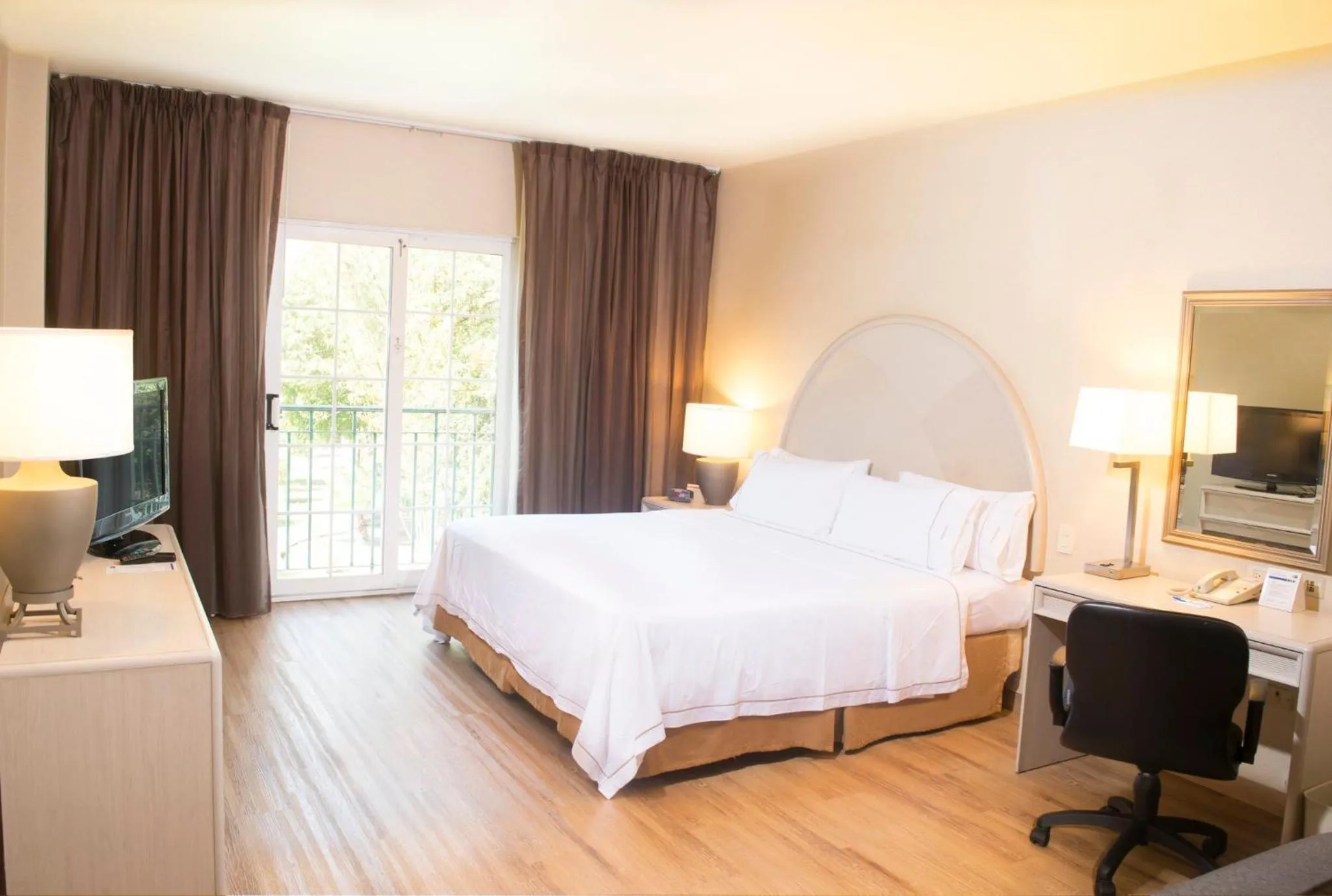 Photo of the whole room, Bed in Holiday Inn Express Monterrey Galerias-San Jeronimo by IHG