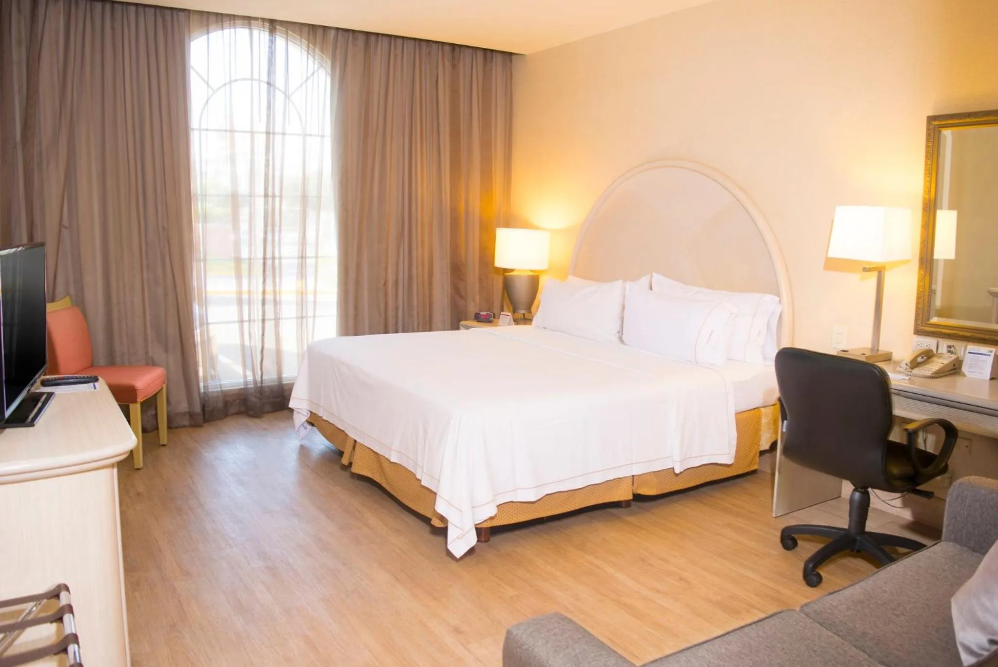 Photo of the whole room, Bed in Holiday Inn Express Monterrey Galerias-San Jeronimo by IHG