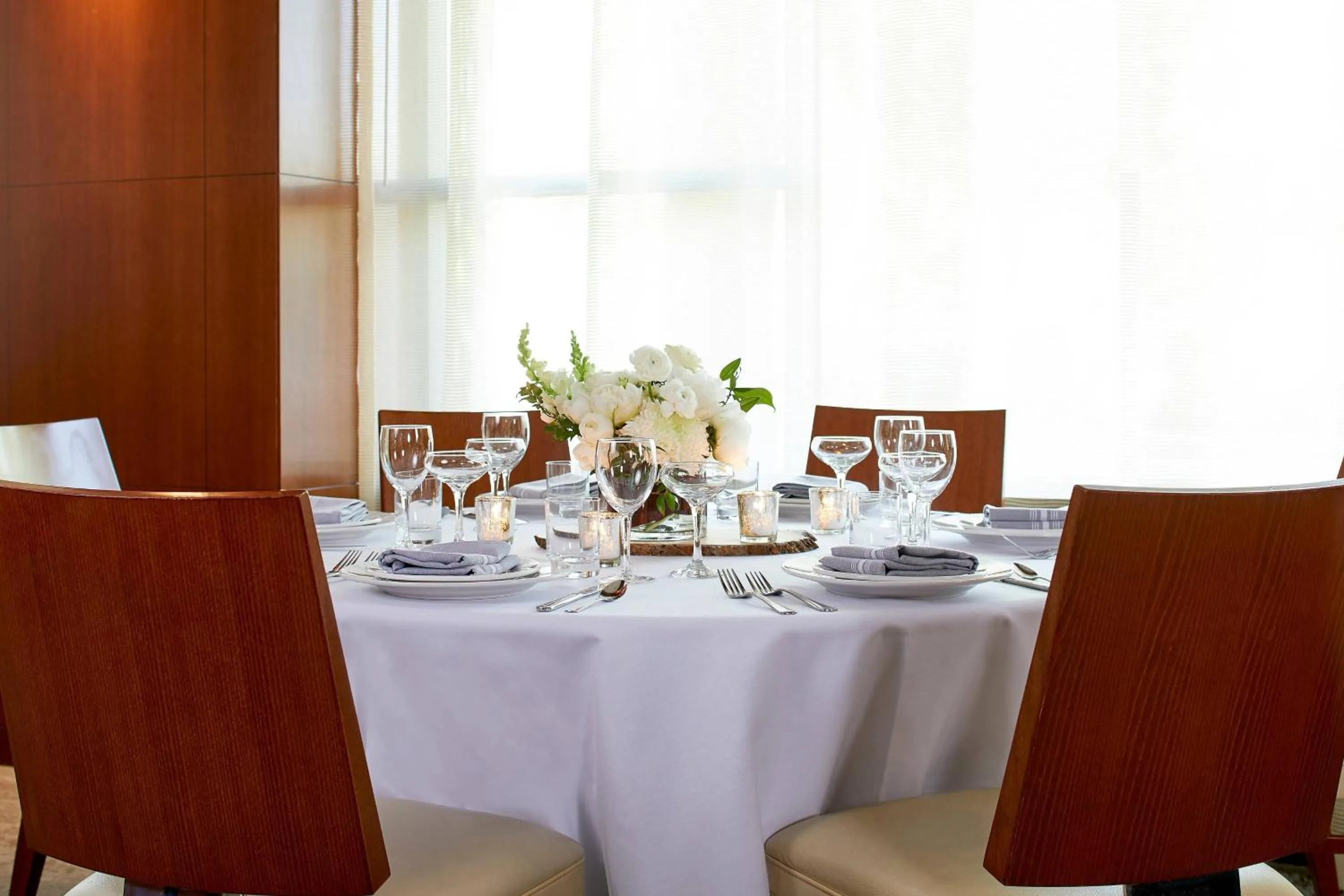 Lounge or bar in Courtyard Portland Downtown / Convention Center