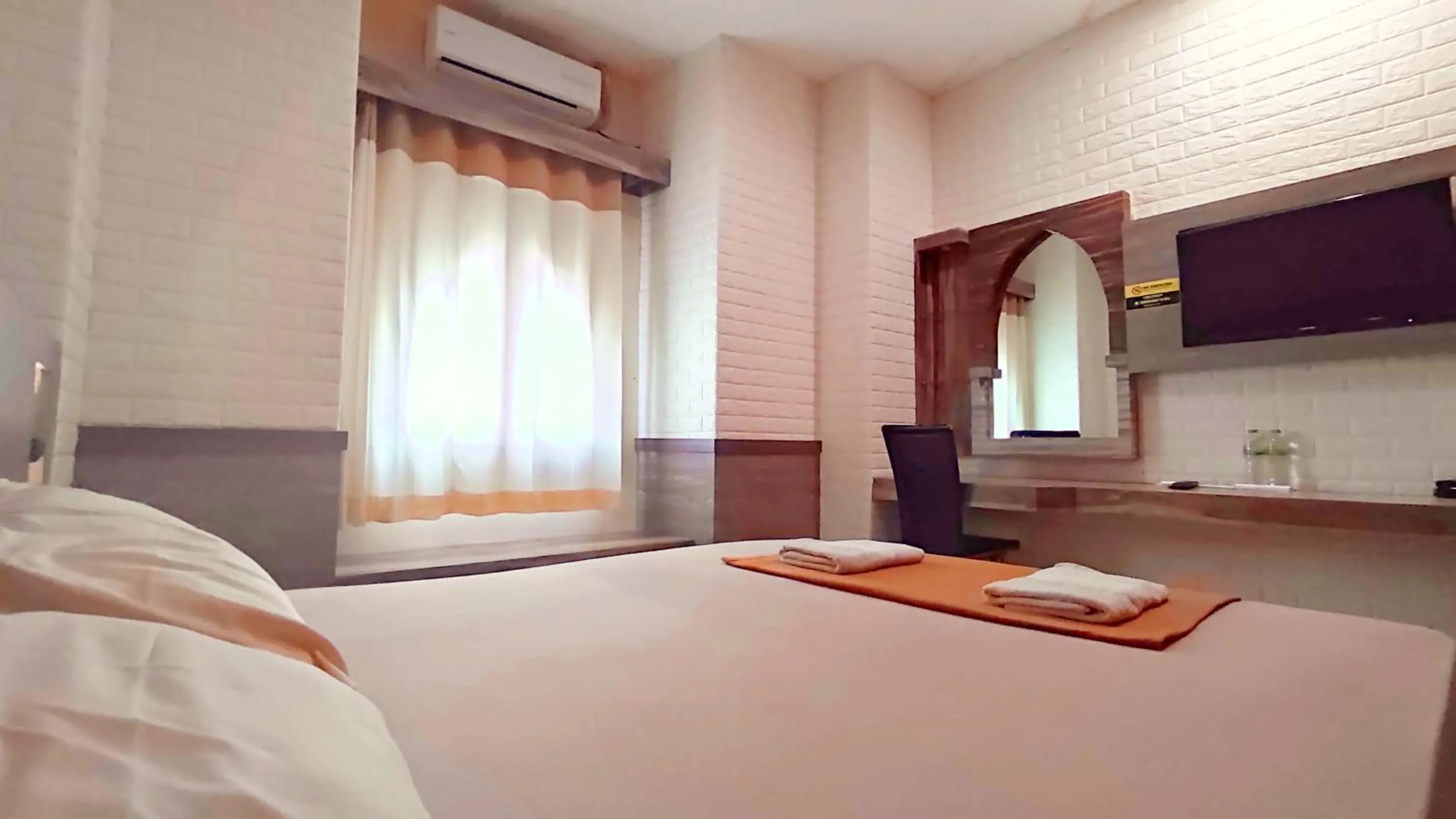 Communal lounge/ TV room, Bed in Hotel Syariah Larismanis