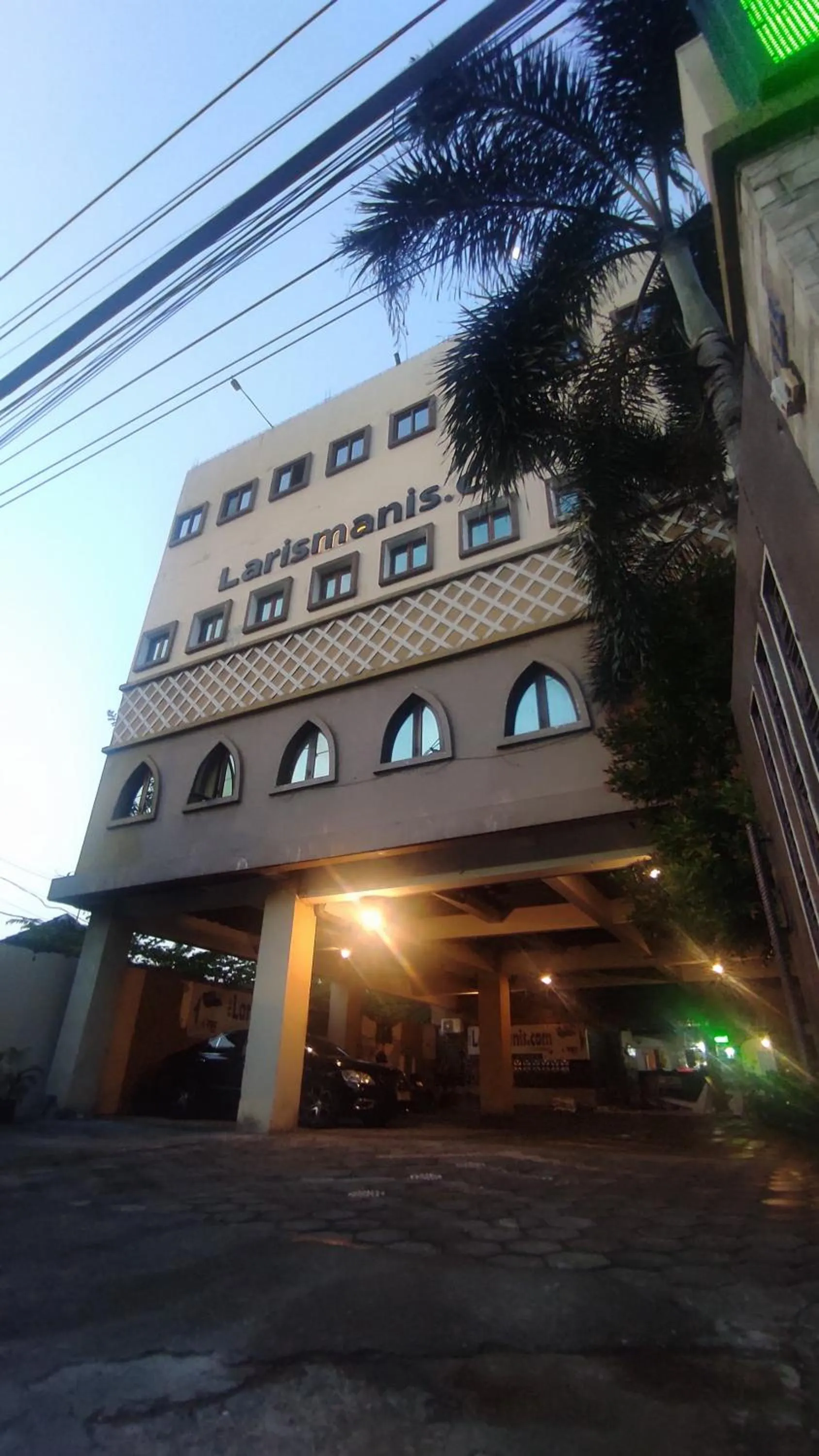 Property building in Hotel Syariah Larismanis