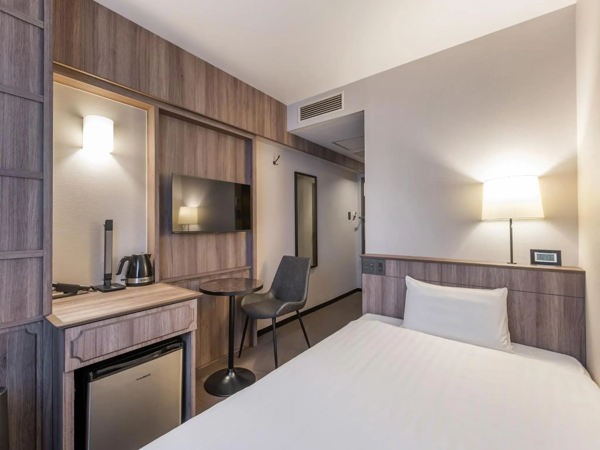 Photo of the whole room, Bed in Sunhotel Fukuyama