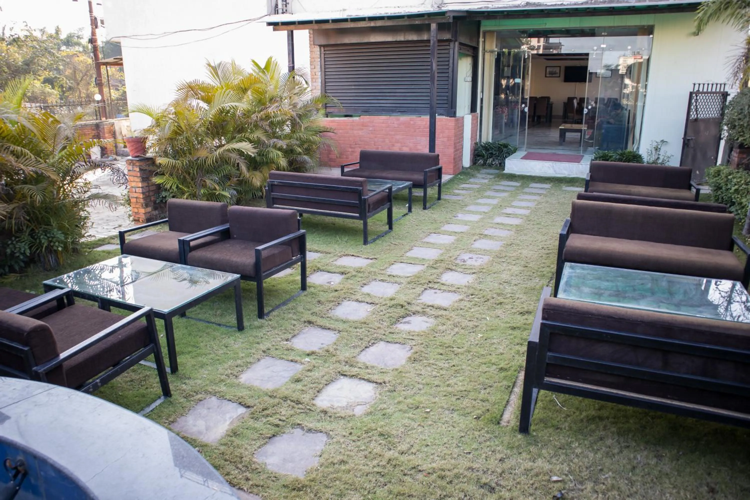 Restaurant/places to eat in Mirage Inn