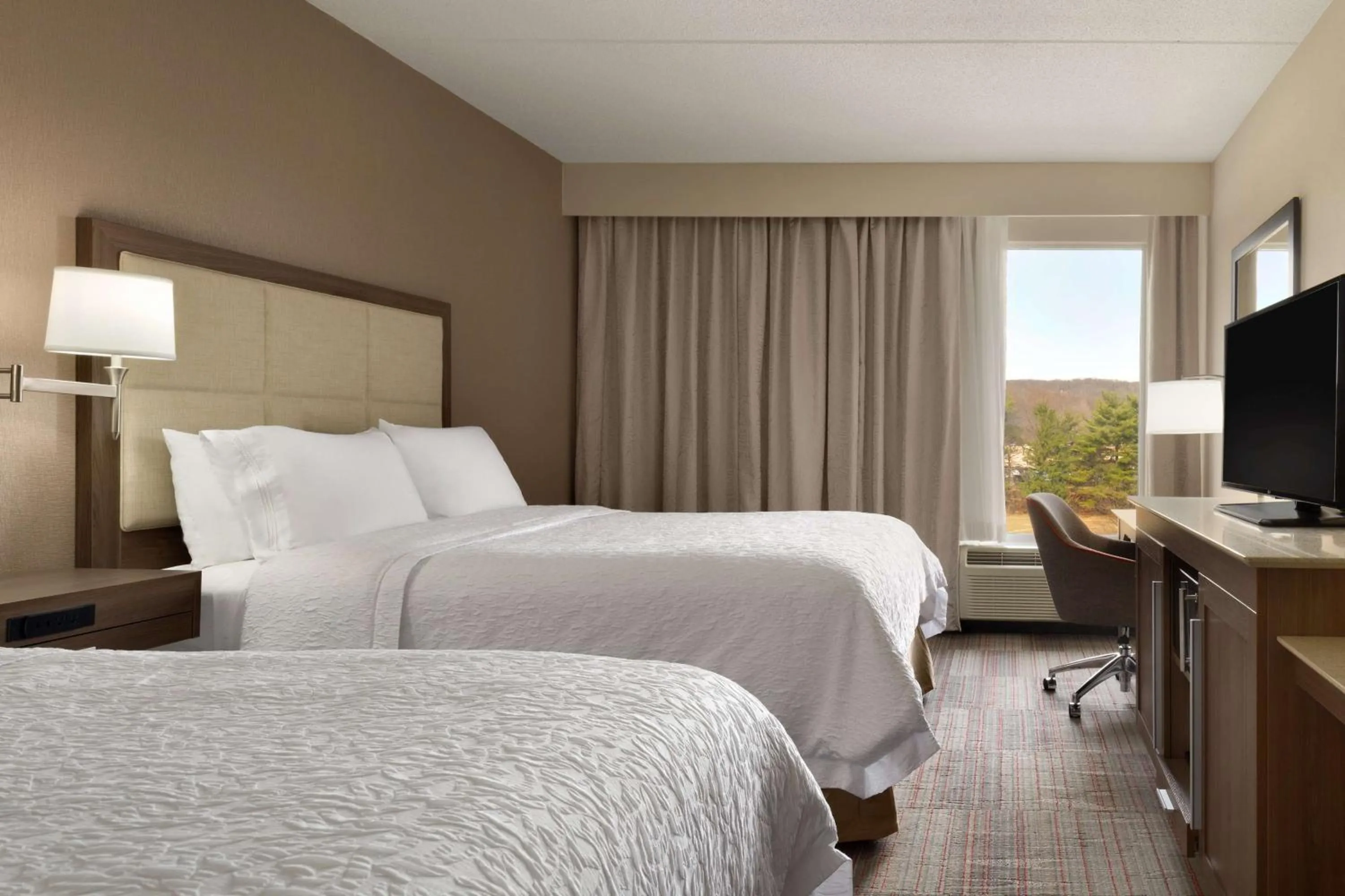 Bedroom, Bed in Hampton Inn Denville-Rockaway-Parsippany