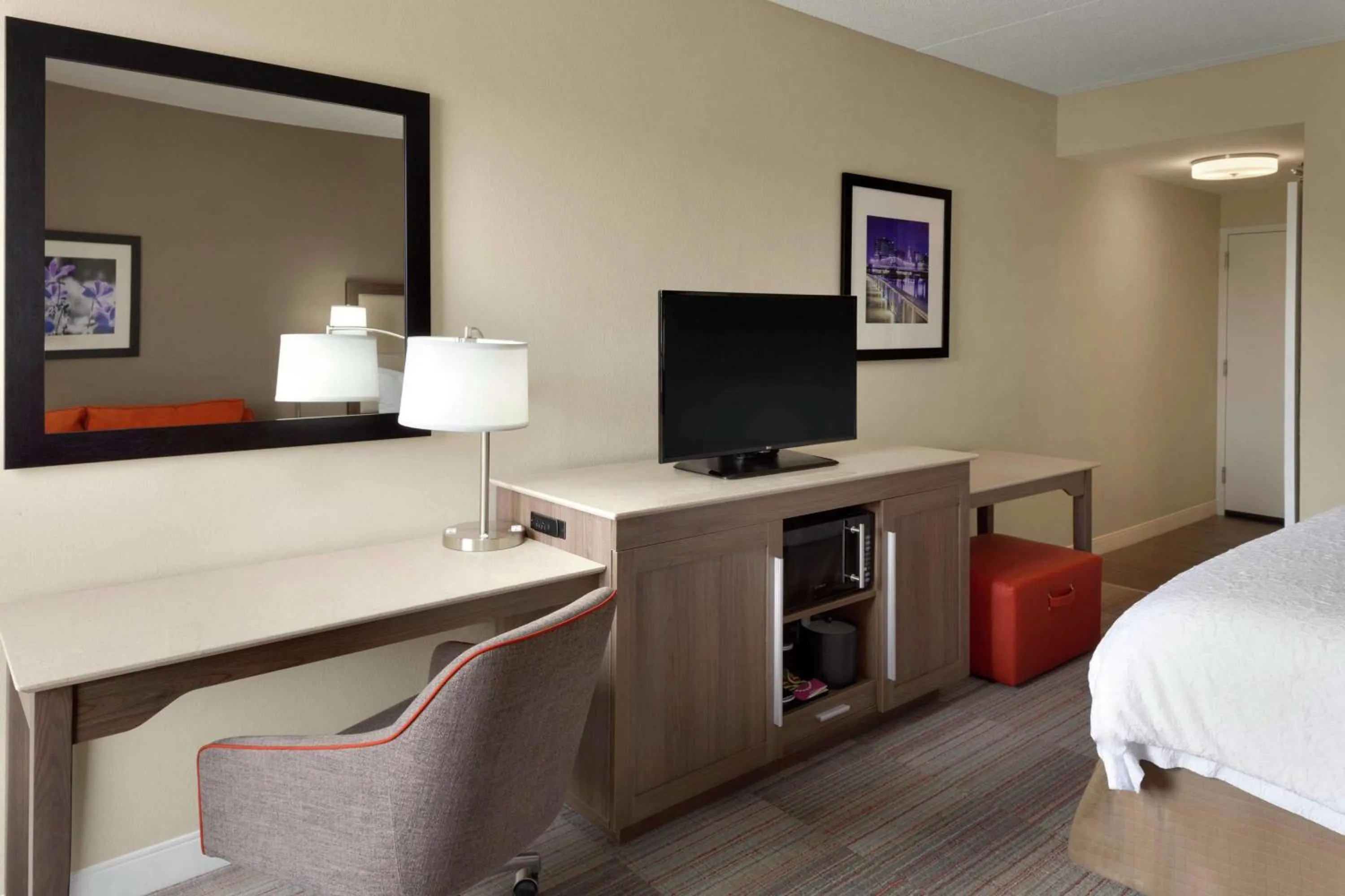 Bedroom, Bed in Hampton Inn Denville-Rockaway-Parsippany