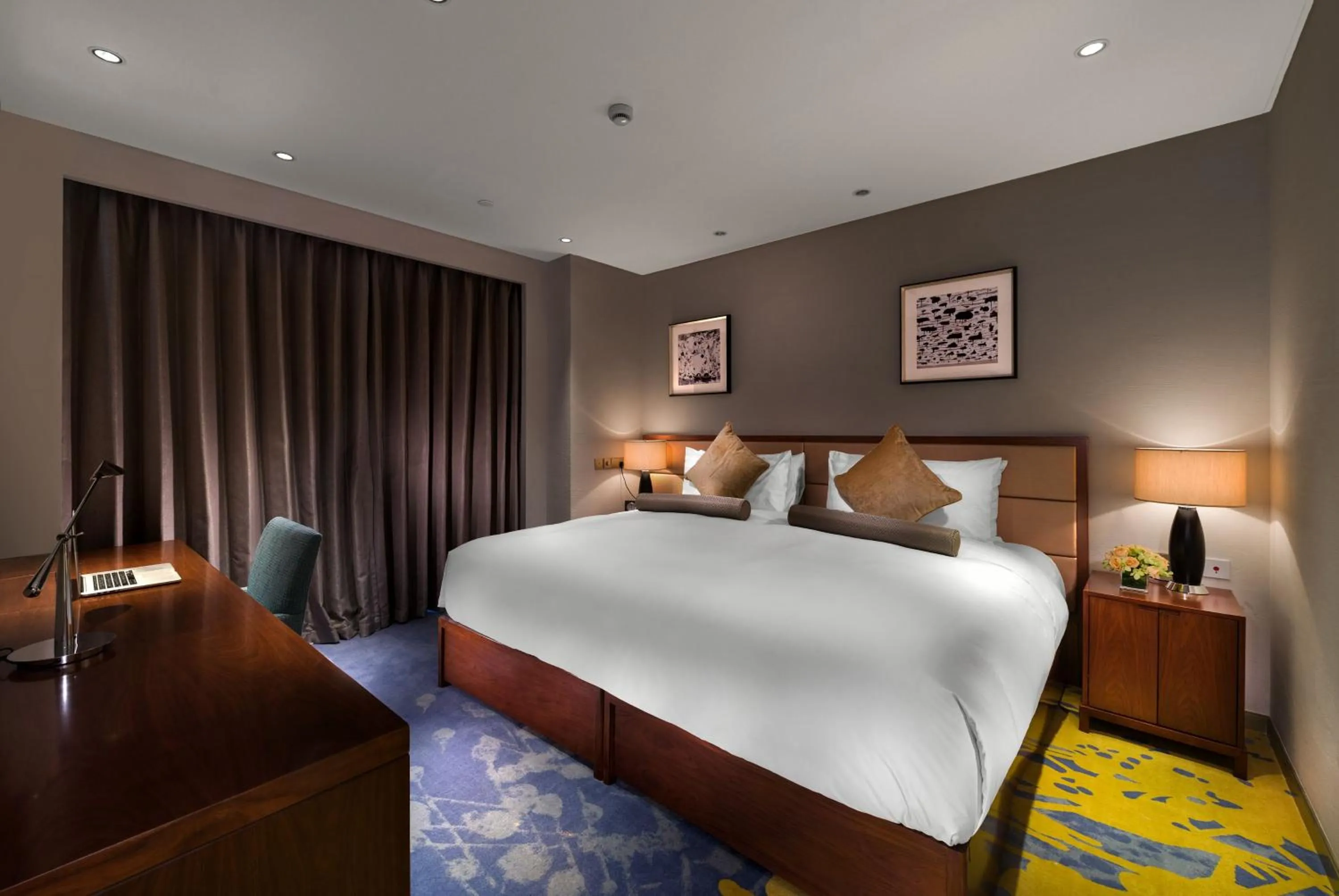 Bed in Oakwood Hotel & Residence Suzhou